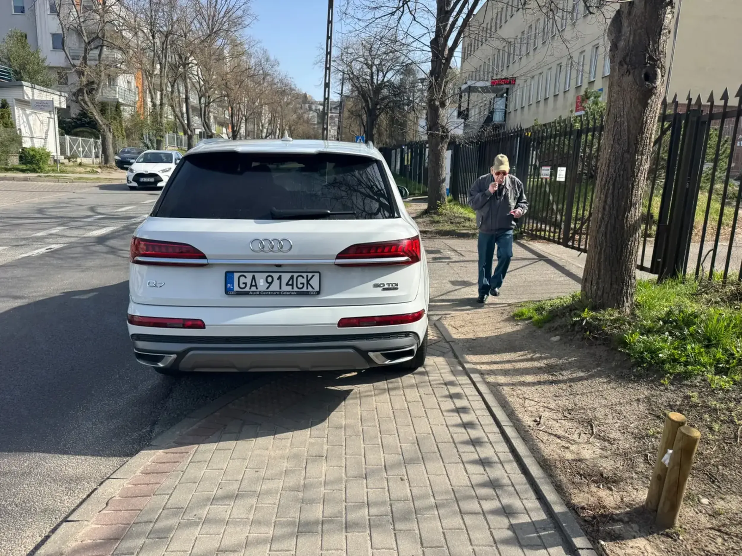 Blokowanie chodnika i bramy wjazdowej pod gdyńskim szpitalem.