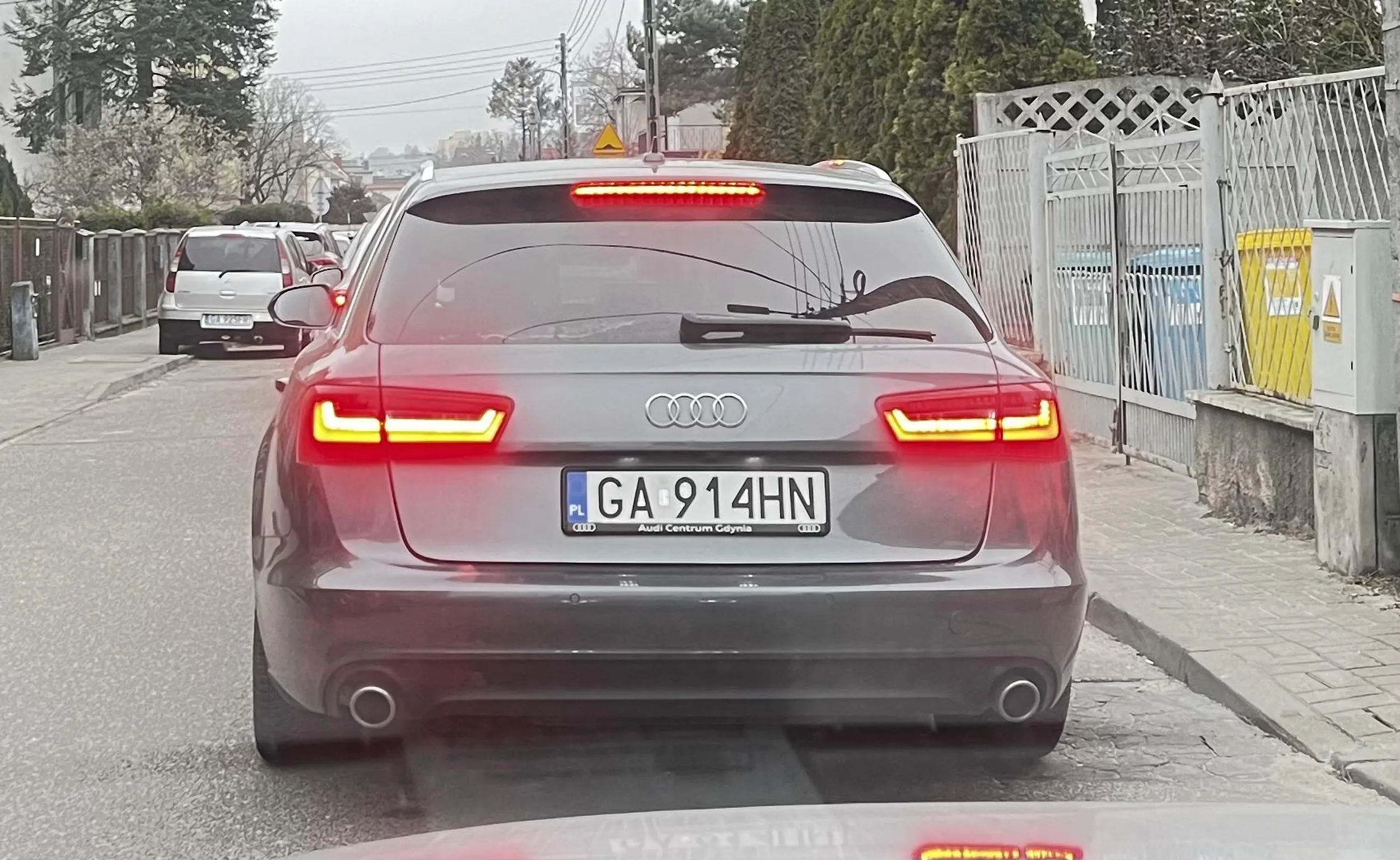 Wymusza pierwszeństwo w Gdyni, wyjeżdżając z portu wojennego… Audi - typowe… 4 zera z przodu a piąte za kierownicą