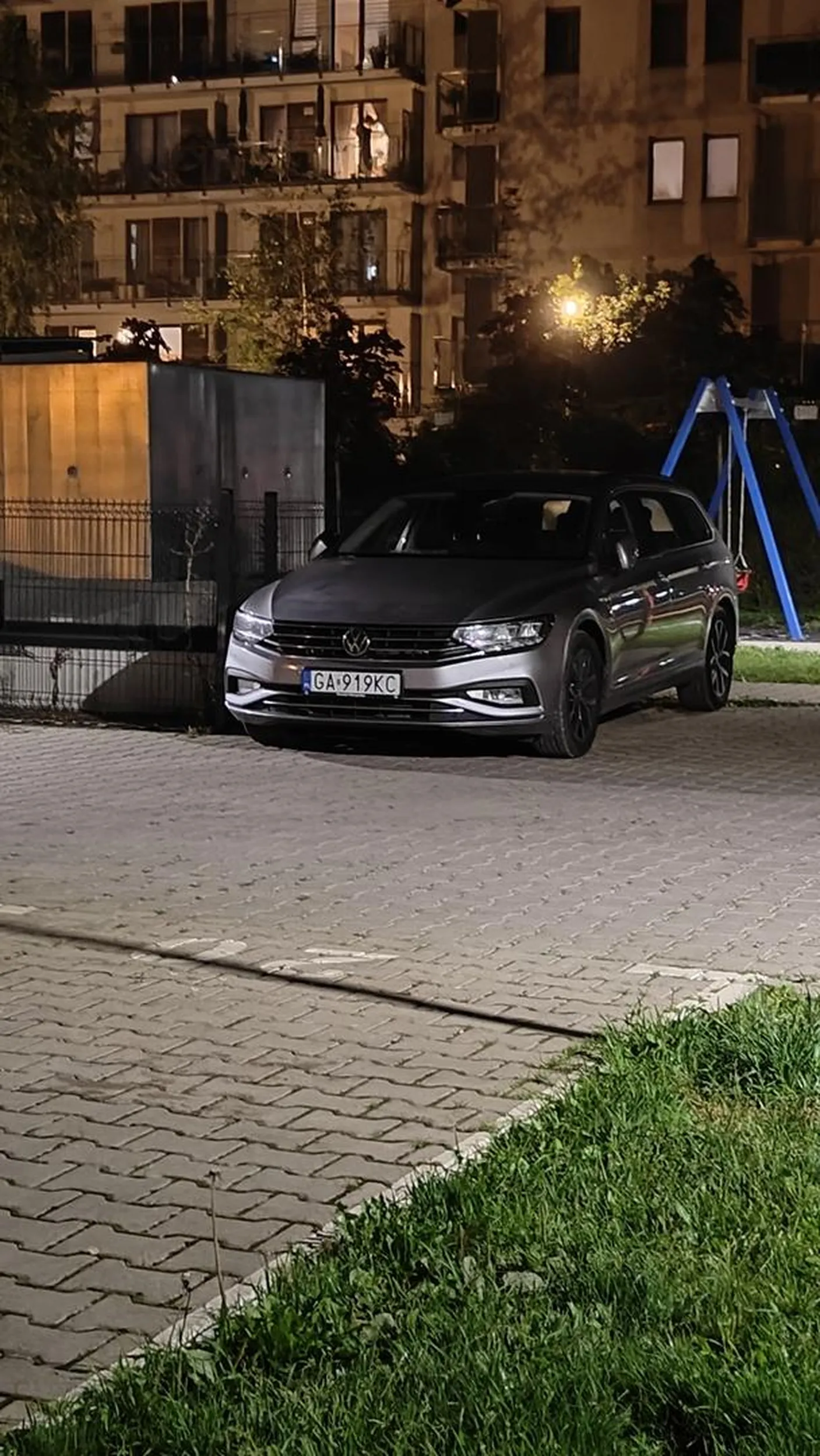 Kierujący pojazdem ma gdzieś przepisy i życie społeczne parkuje co noc gdzie popadnie dosłownie na placu zabaw poza wyznaczonym miejscem do parkowania w strefie zamieszkania