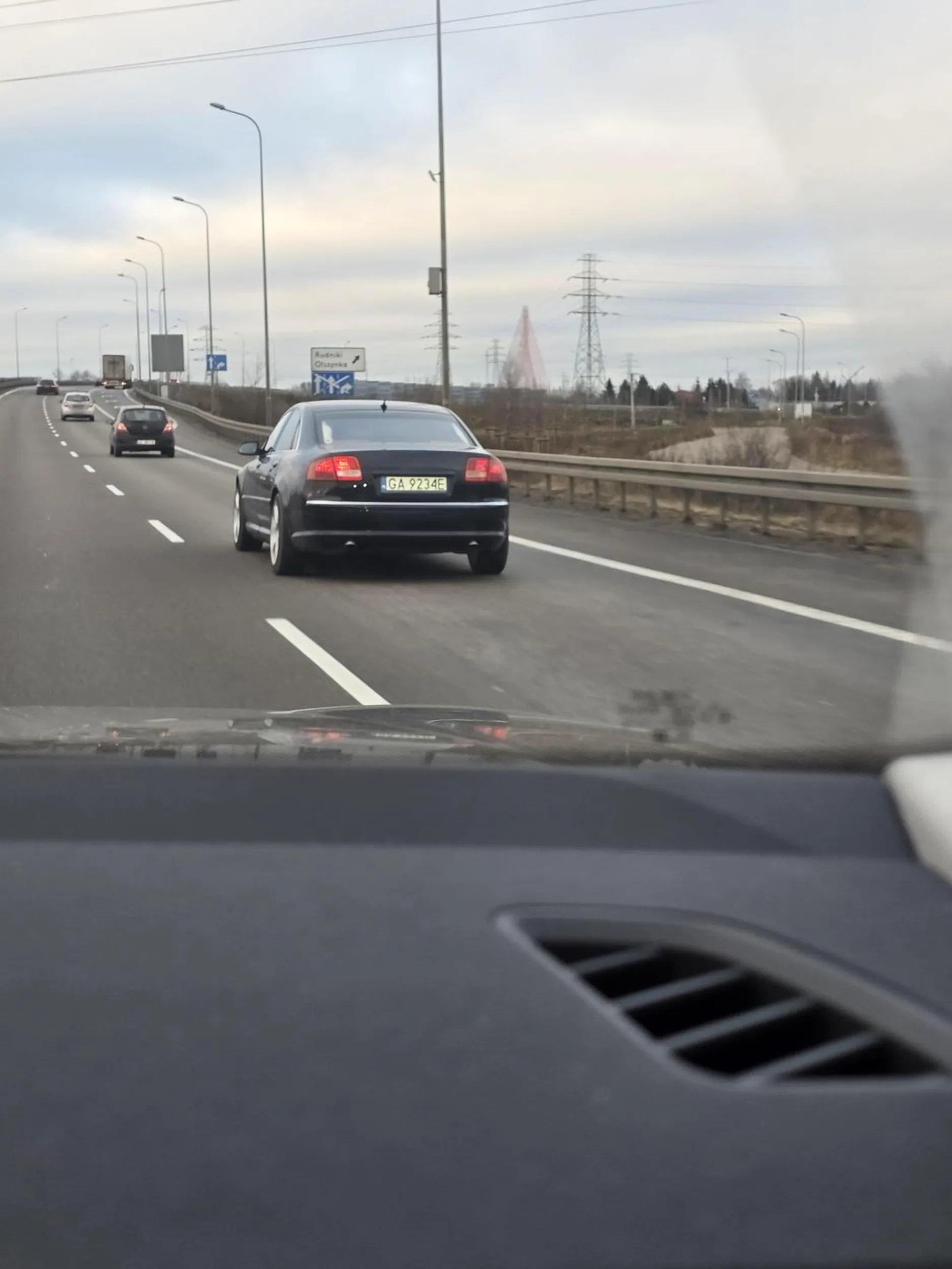 Bardzo niebezpieczne zachowanie na drodze, wyprzedzanie prawym pasem na drodze szybkiego ruchu i na domiar złego miganie światłami z prawego pasa.