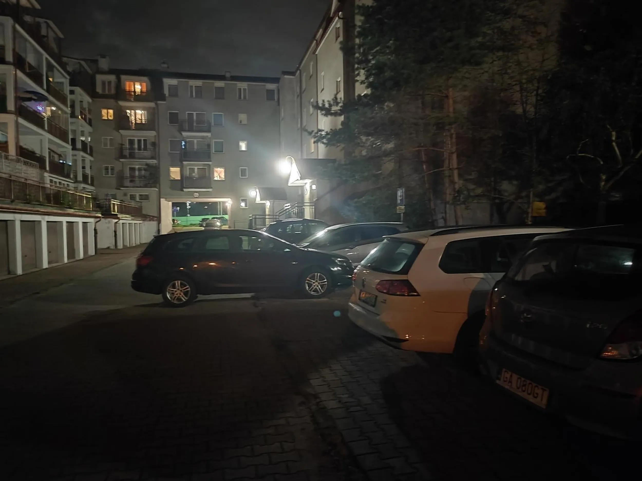 Gamoń który parkuje jak mu pasuje