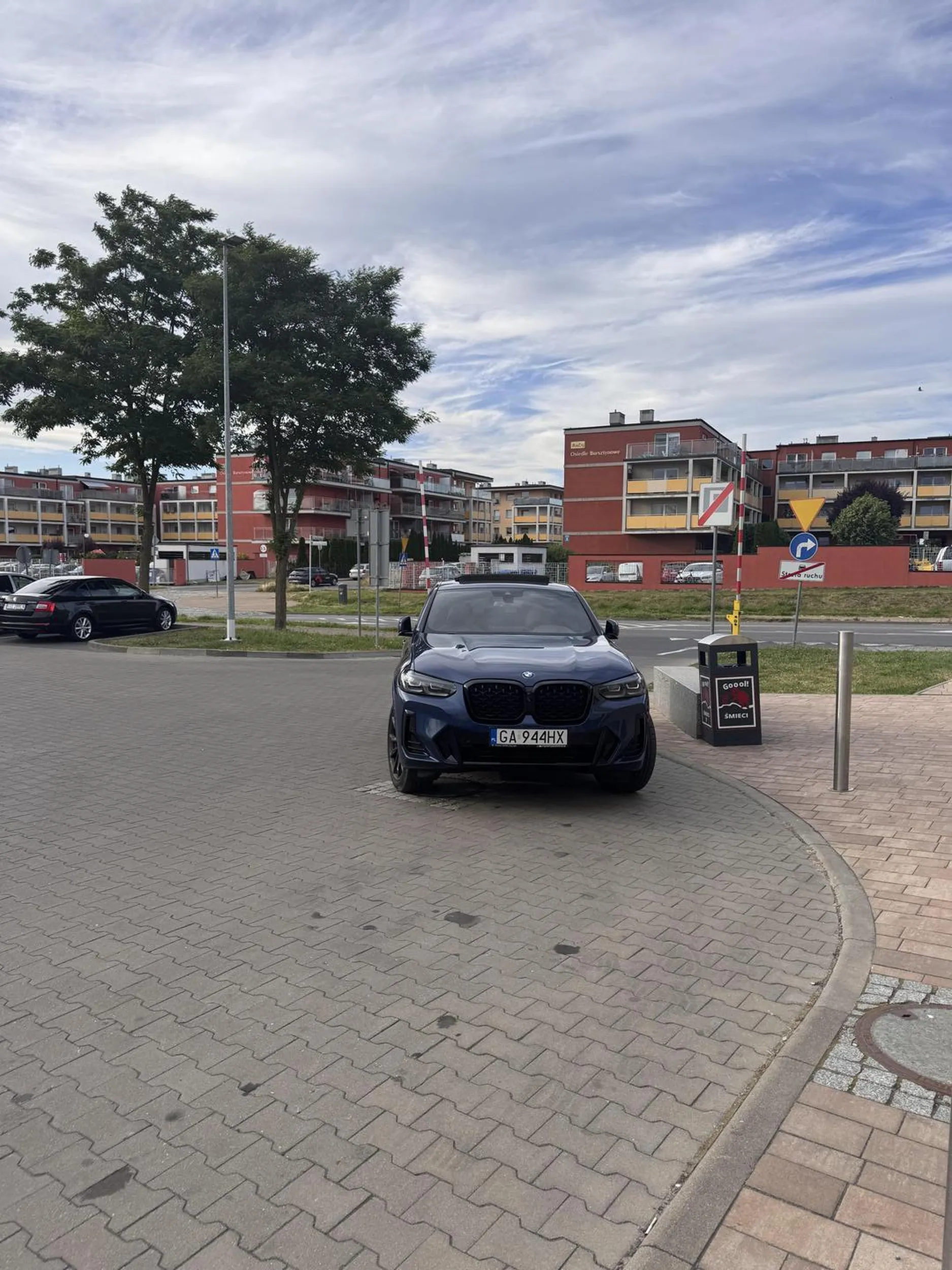 W Chińczyku chyba jakaś promocja, 10 metrów dalej są wolne miejsca, ale cóż lepiej utrudniać wymijanie się aut, promocja to promocja trzeba się spieszyć także wybaczone ?