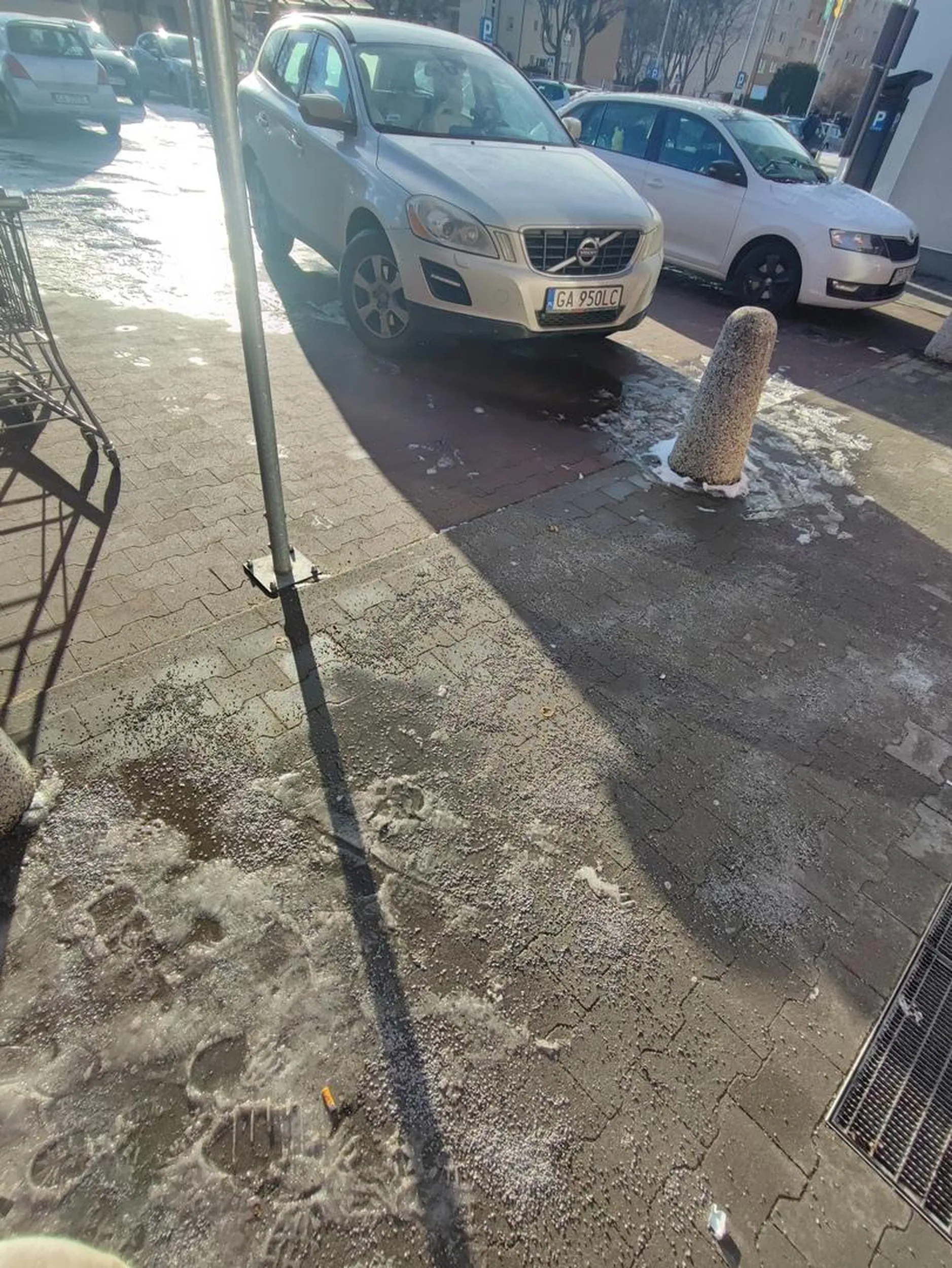 Szeryf. Skosem dwa miejsca zajete jedno dla niepelnosprawnych oczywiscie bez uprawnien