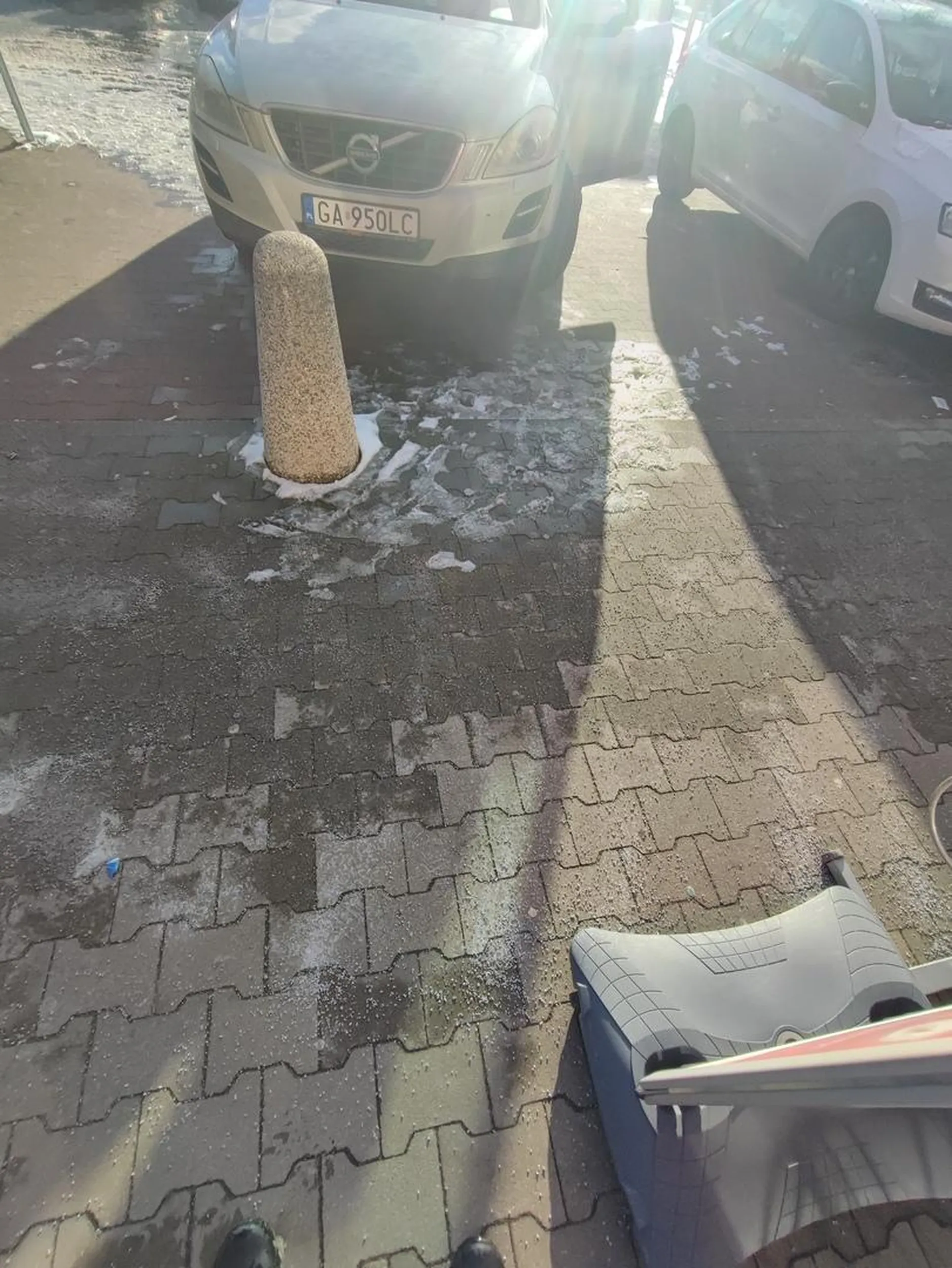 Szeryf. Skosem dwa miejsca zajete jedno dla niepelnosprawnych oczywiscie bez uprawnien