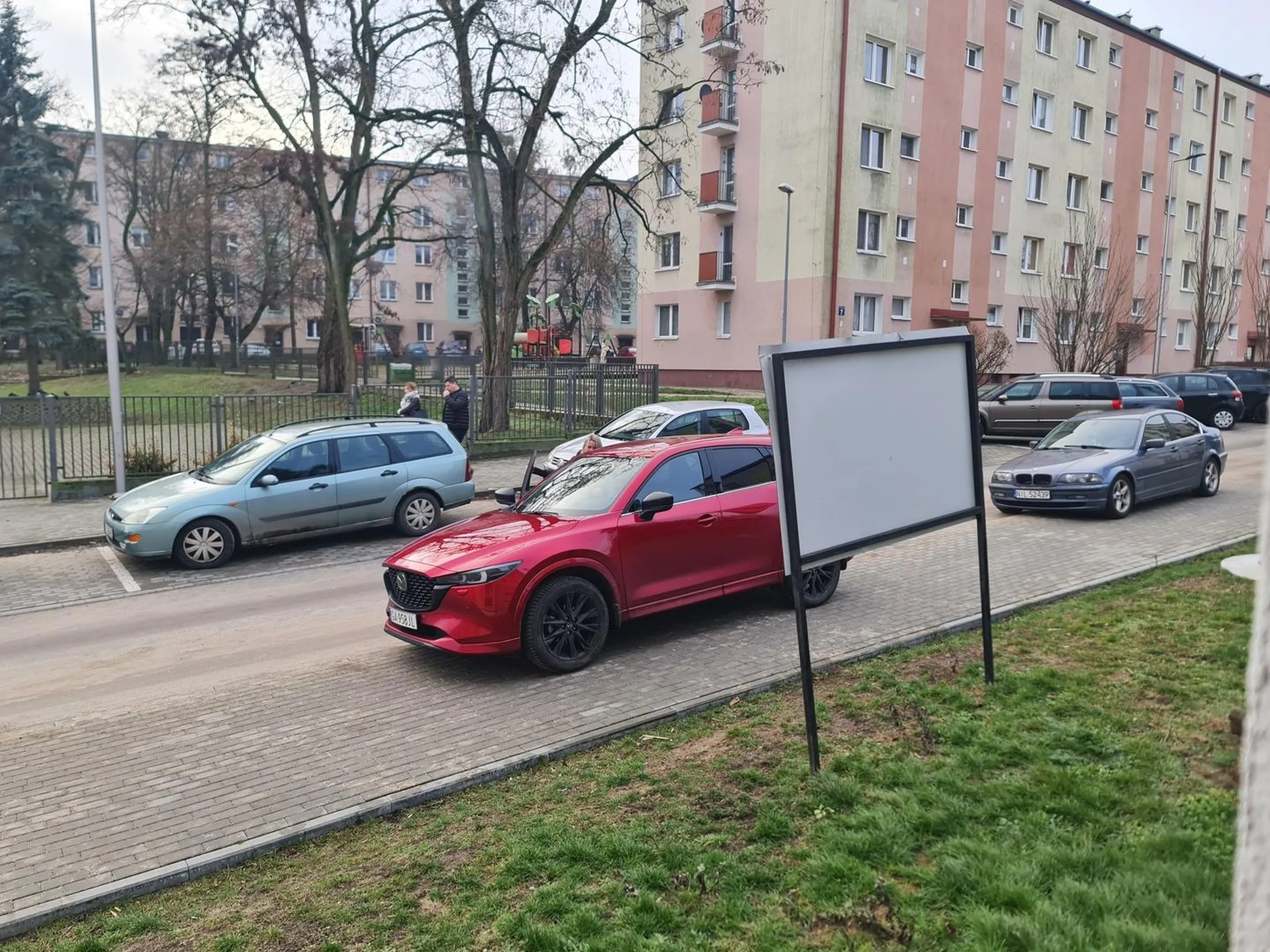 Kobieta chyba upośledzona umysłowo skoro nic nie dociera do tego pustego łba.