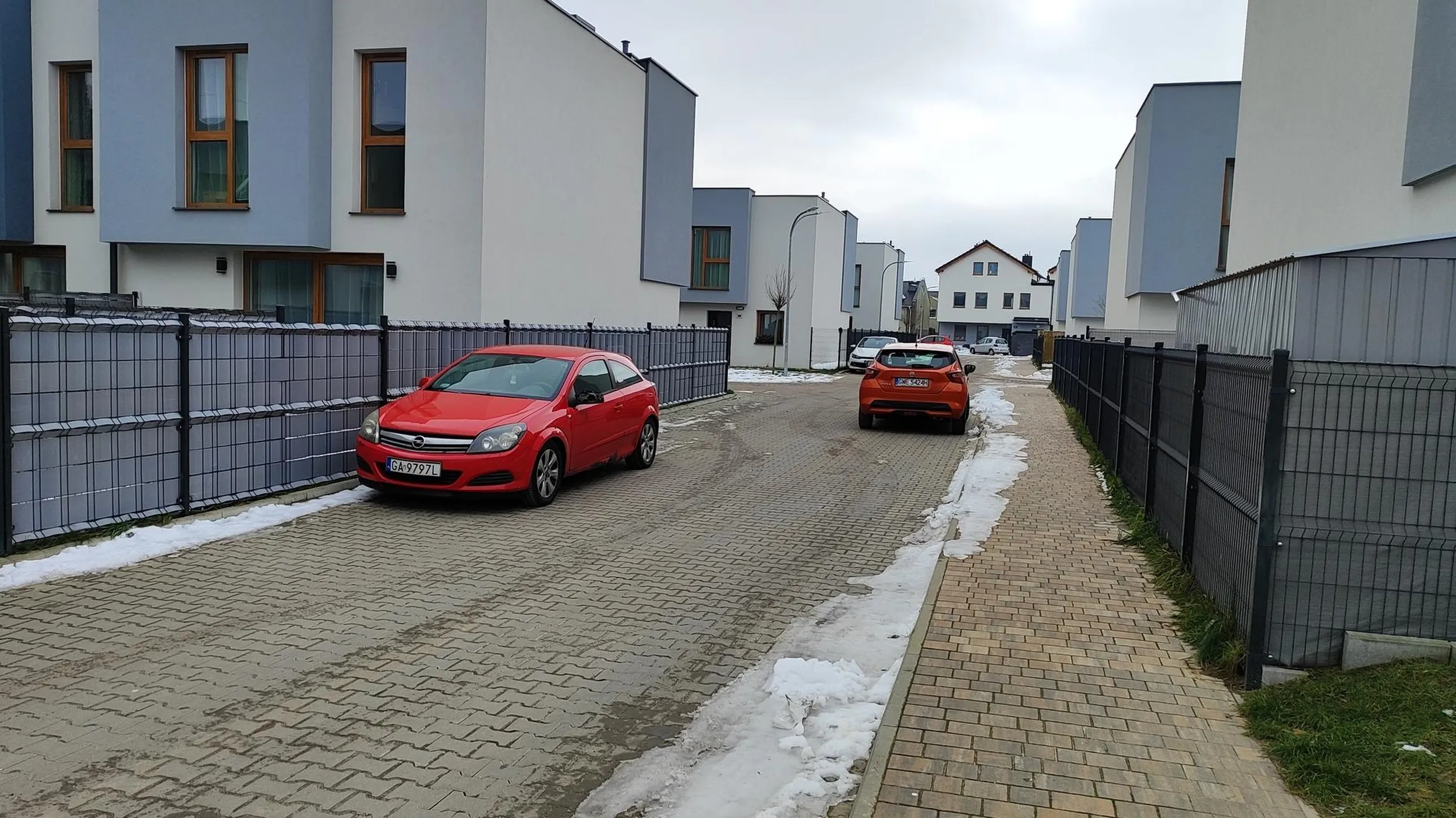 Fajne parkowanie, niezły slalom nam robicie. Jak ma przejechać śmieciarka czy straż pożarna? Masz przecież regulamin, wyznaczone miejsca postojowe, nie musisz parkować na drodze przez osiedle...