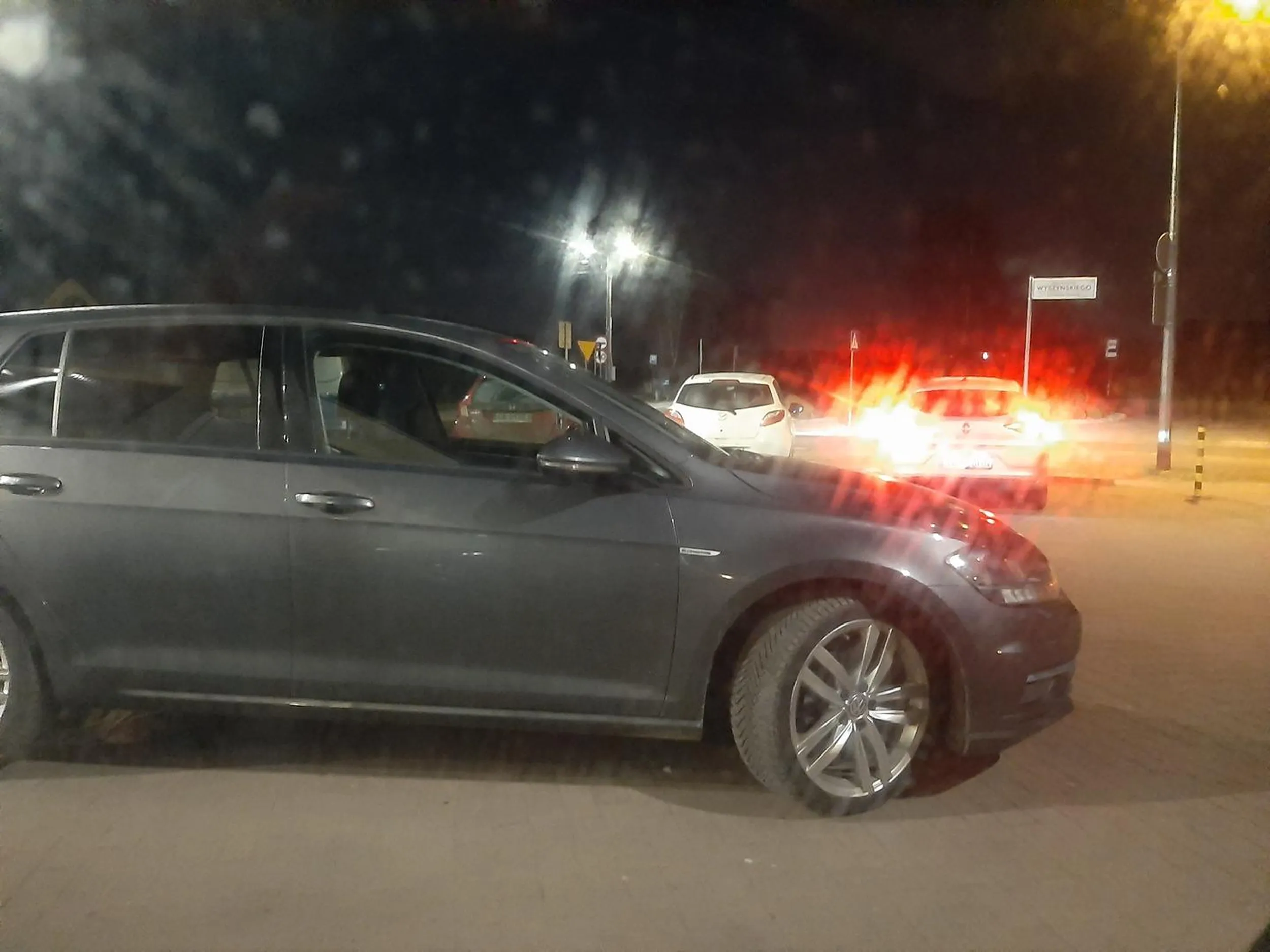 nie ma to jak stanąć na środku przejazdu na parkingu w biedrze