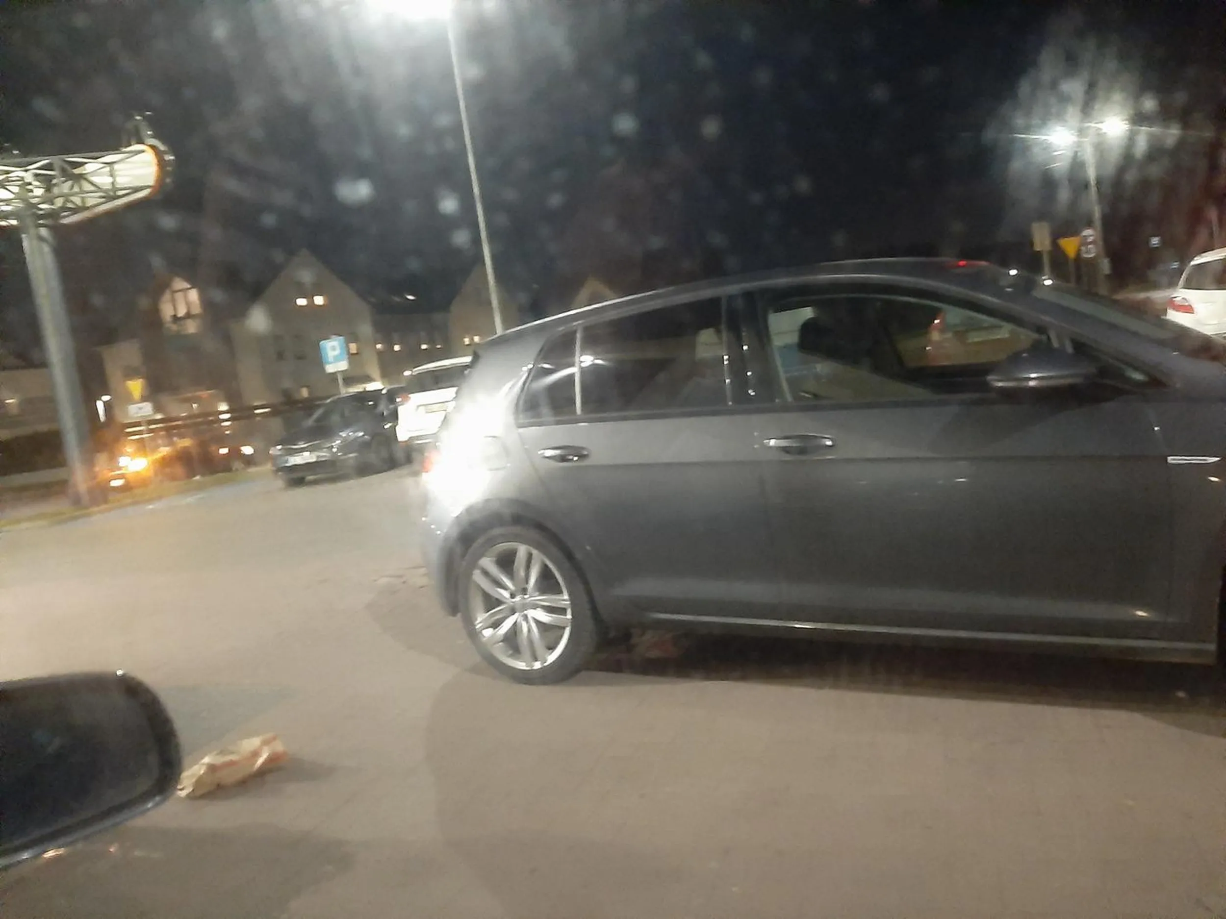 nie ma to jak stanąć na środku przejazdu na parkingu w biedrze