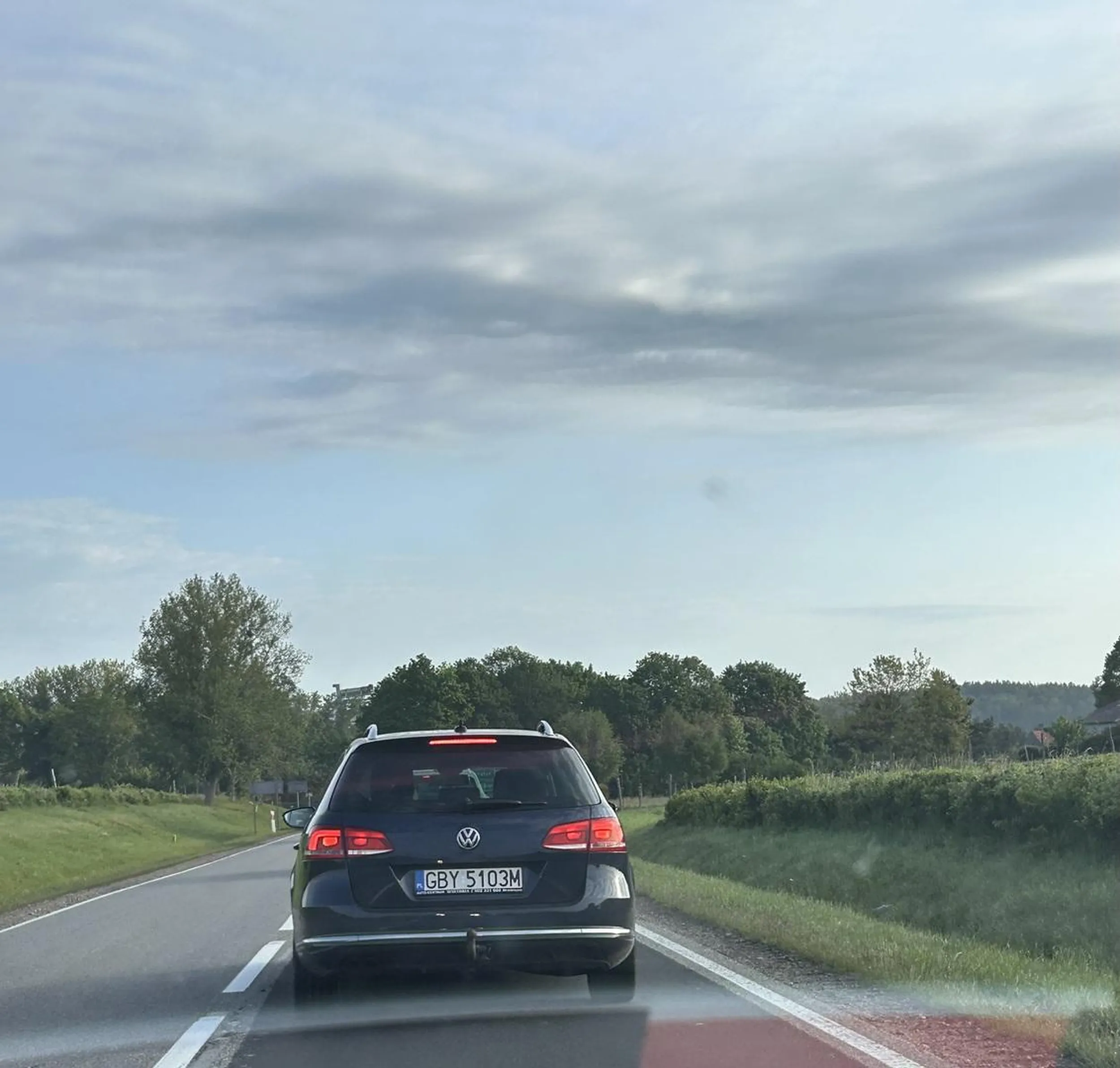 Jedzie jakby wygrała prawo jazdy w chipsach. Pani przyśpiesza i zwalnia. Nie patrzy w lusterka. Wyprzedzając tą Panią, nagle ona sama postanawia wyprzedzić auto przed nią. Tragedia