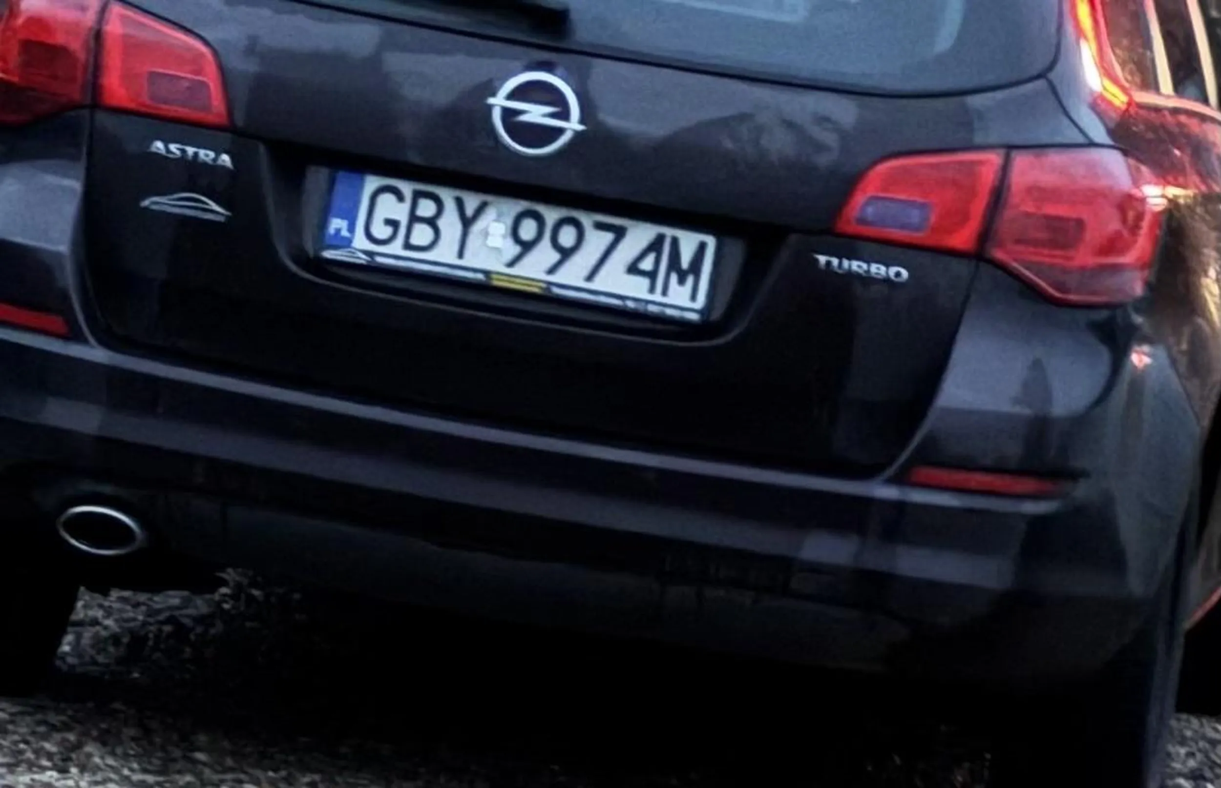 Jeździ środkiem i nie zjeżdża na pobocza, nie ustępuje!!!!!