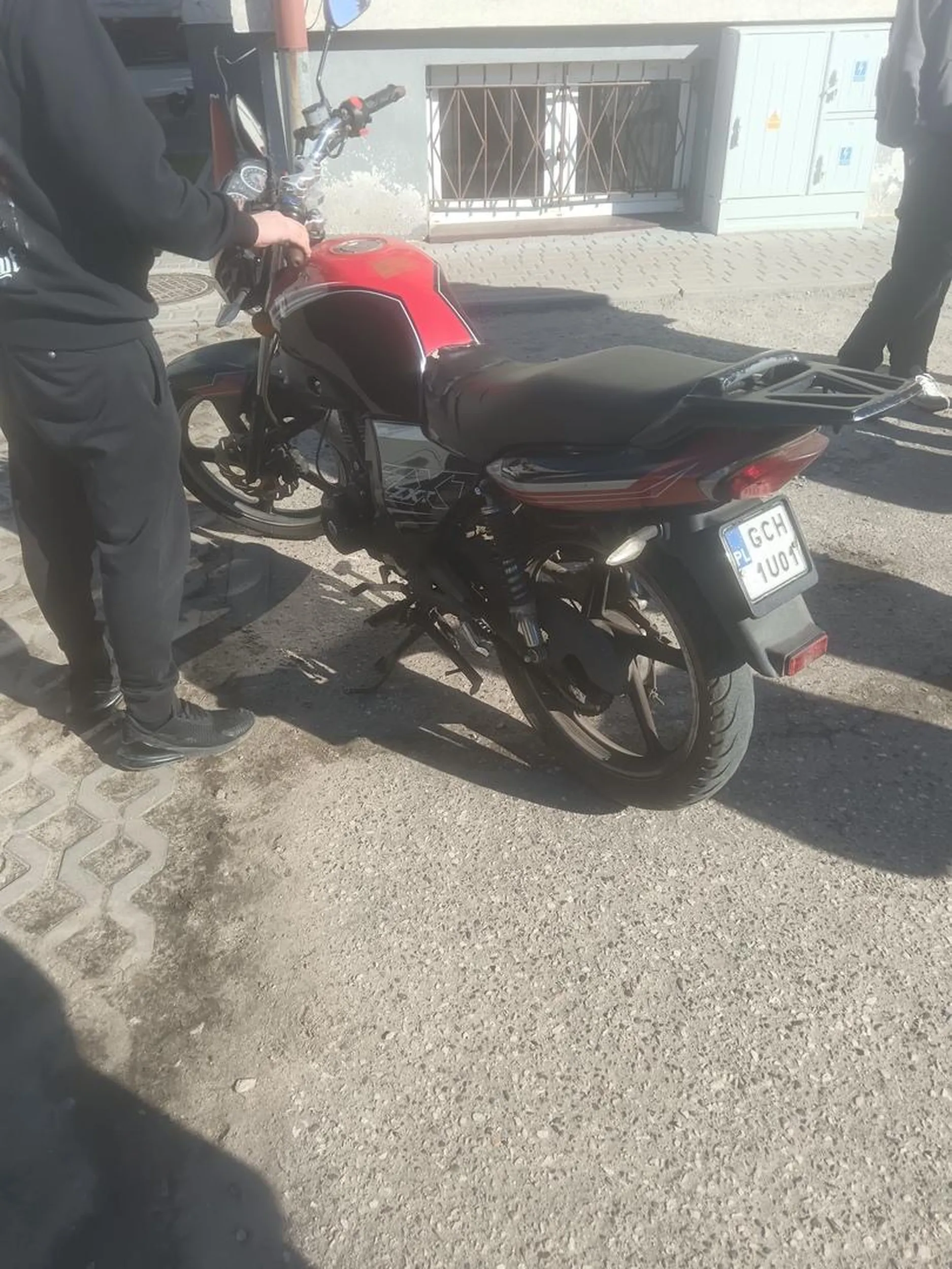 Sezonowa jezdzi po chodniku, ogólnie pirat drogowy