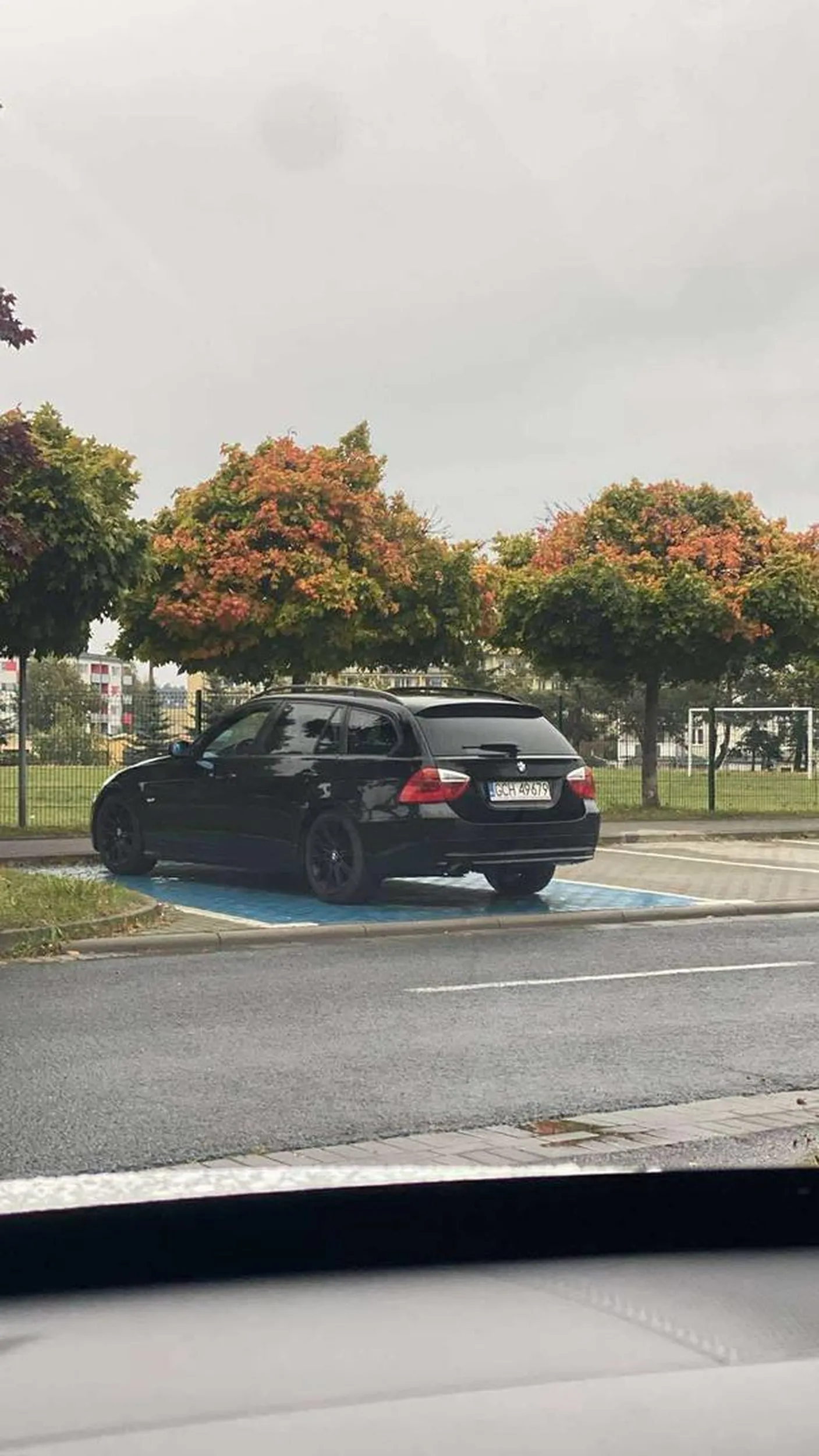 co za świnia cały parking pusty ale król w gruzie musi stanac na miejscu dla niepelnosprawnych
