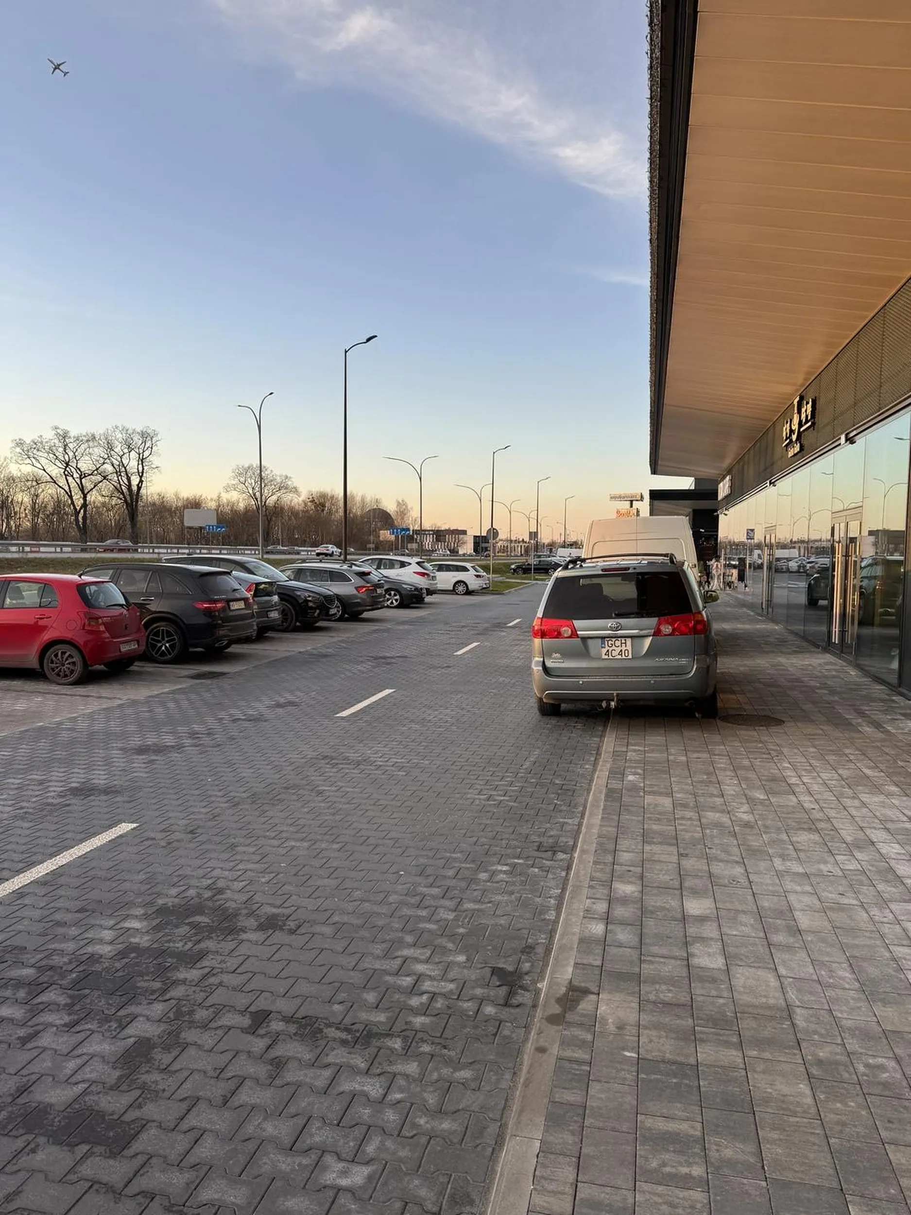 Baran, który mimo kilkunastu pustych miejsc musi podjechać pod sam lokal i parkuje na chodniku. Jak widać byłoby za daleko.