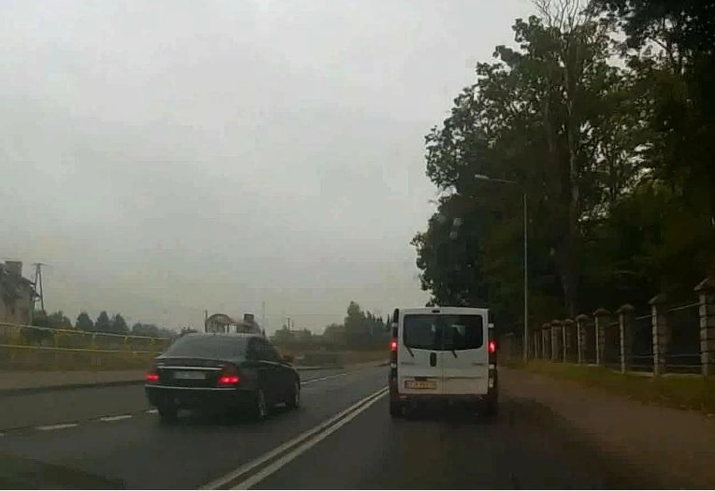 Klasyczny przykład pirackiej jazdy, teren zabudowany podwójna ciągła i skrzyżowanie a ten wyprzedza sobie w najlepsze....