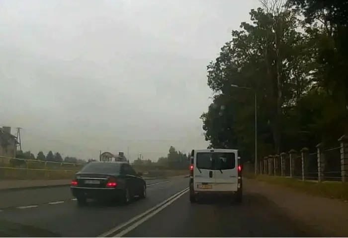 Klasyczny przykład pirackiej jazdy, teren zabudowany podwójna ciągła i skrzyżowanie a ten wyprzedza sobie w najlepsze....