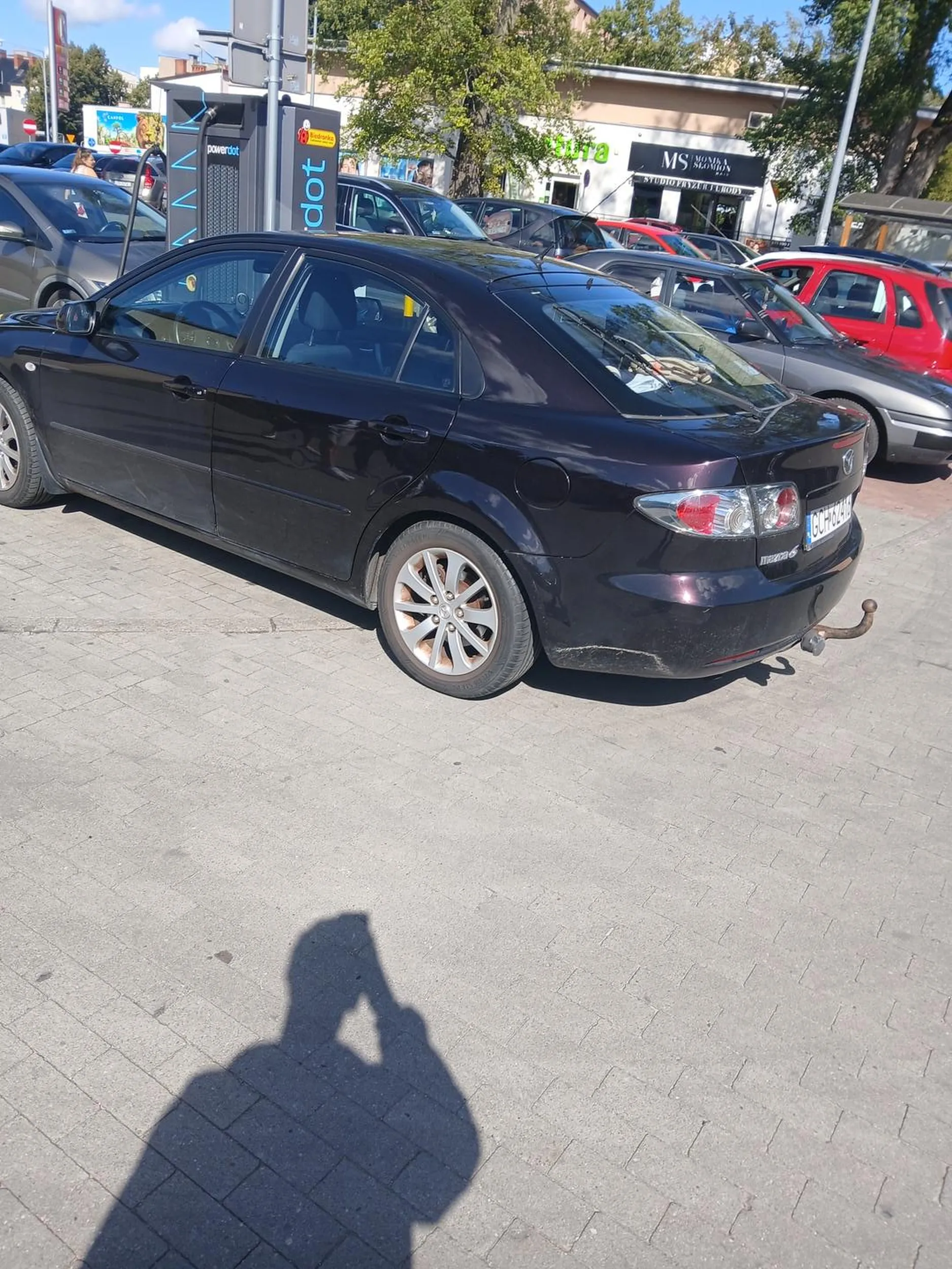 parkuje na zakazie i nie patrzy nawet na ludzi, nie pozdrawiam - polecam powtórzyć sobie egzamin na prawo jazdy