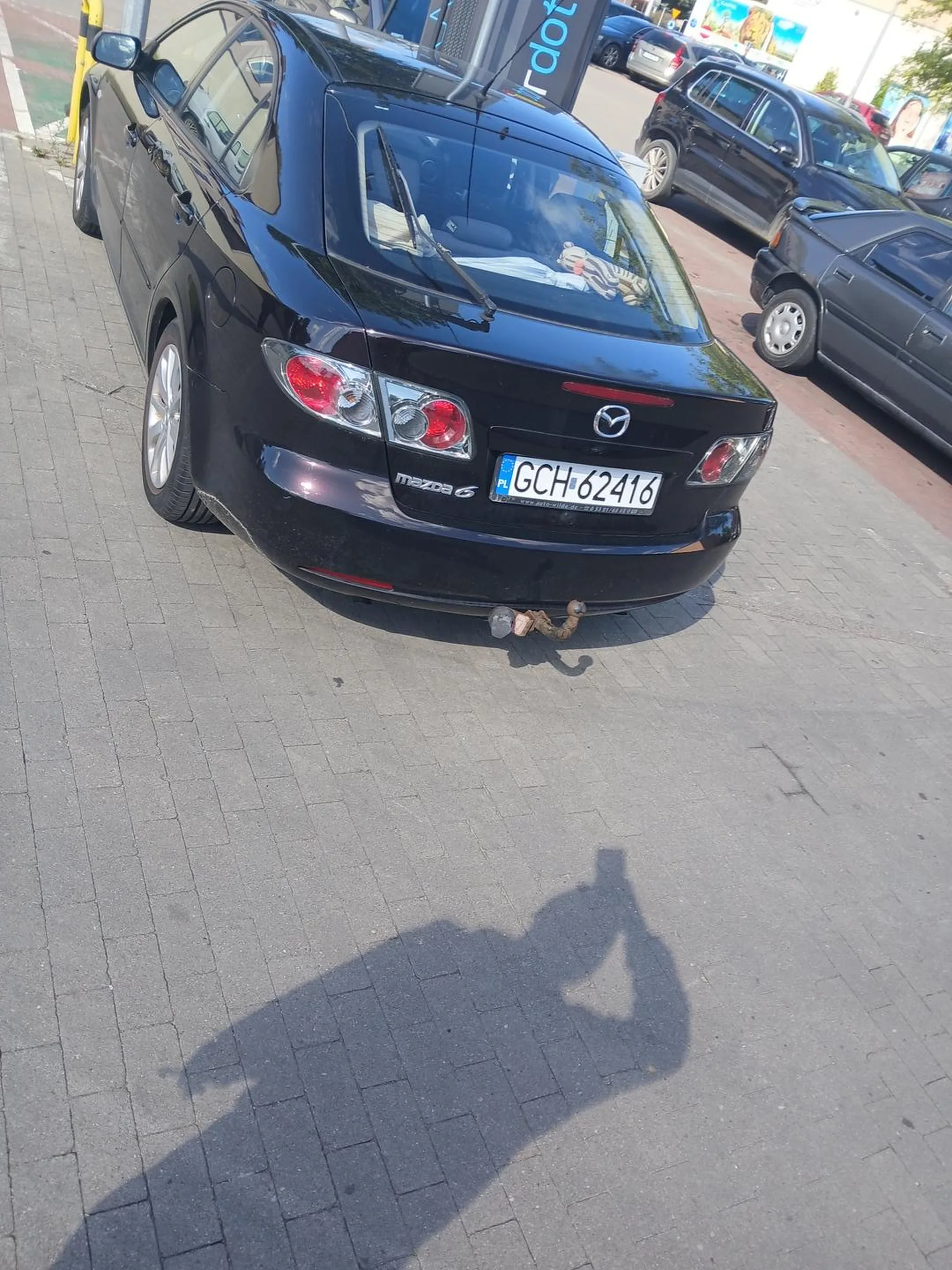 parkuje na zakazie i nie patrzy nawet na ludzi, nie pozdrawiam - polecam powtórzyć sobie egzamin na prawo jazdy