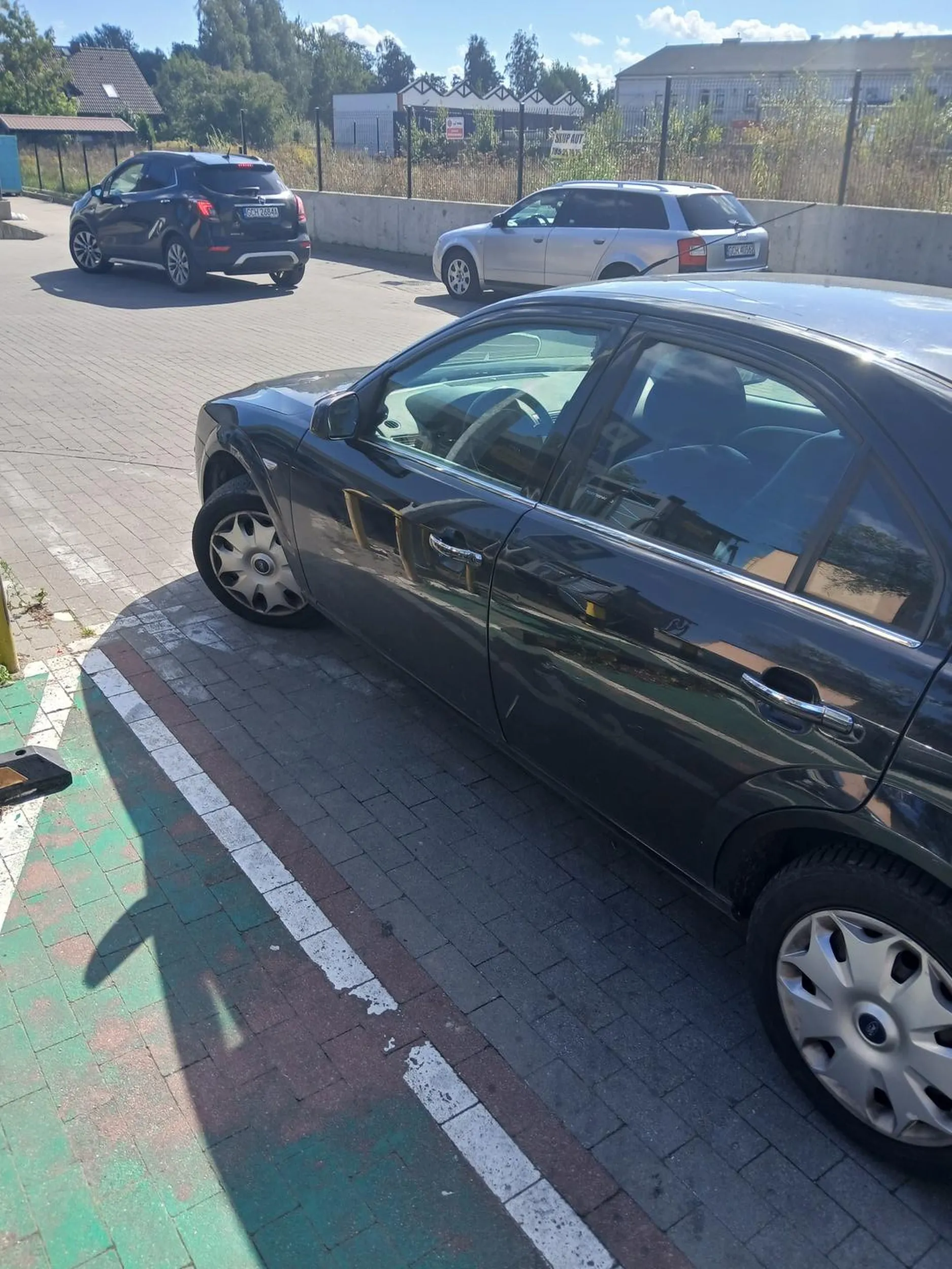 Naucz się parkować, bo na zakazie stawać to tak nie bardzo ;)