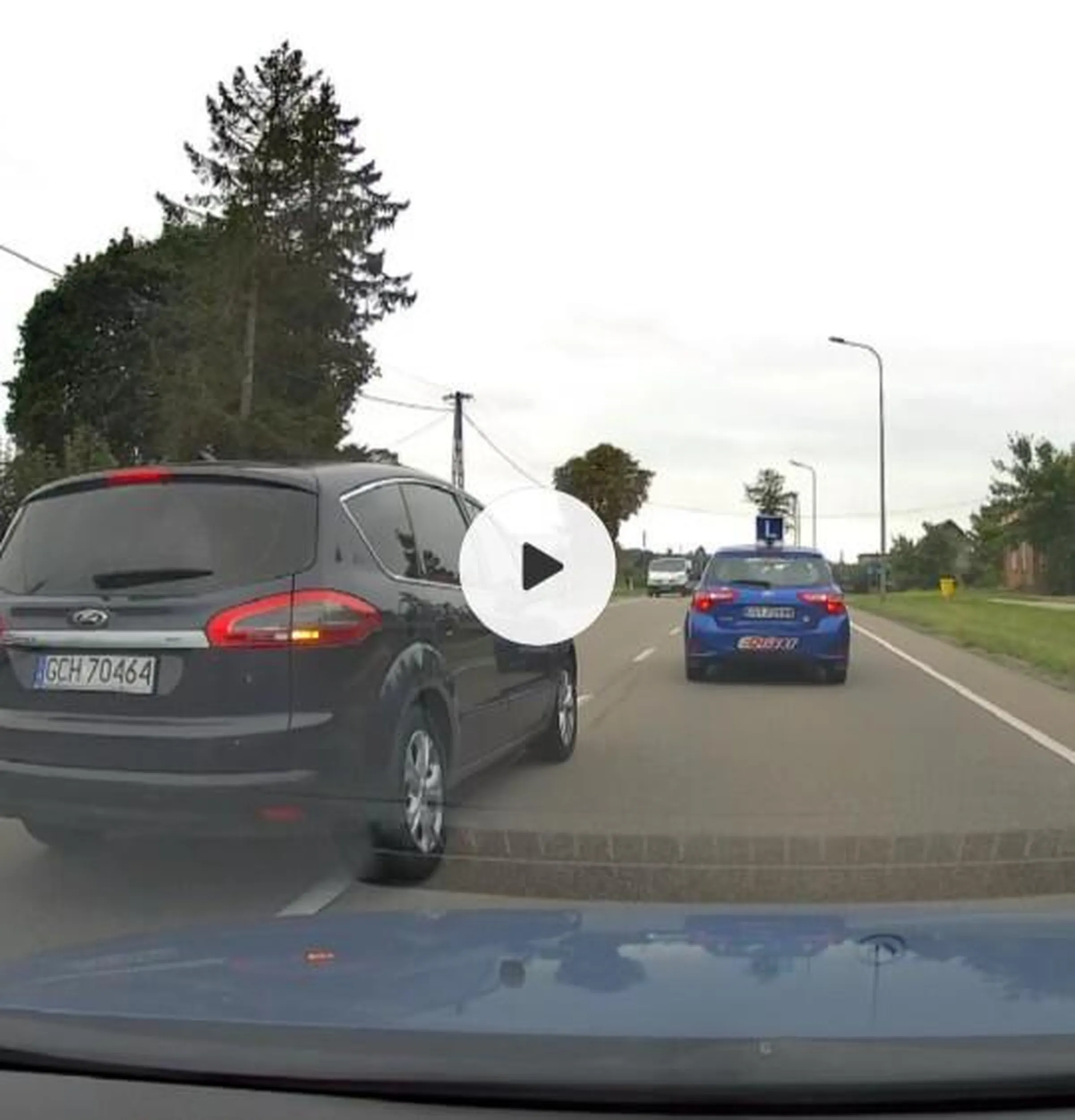 zjeb pakuje sie na czolowke i wpycha sie na chama. przyglup w smaxie