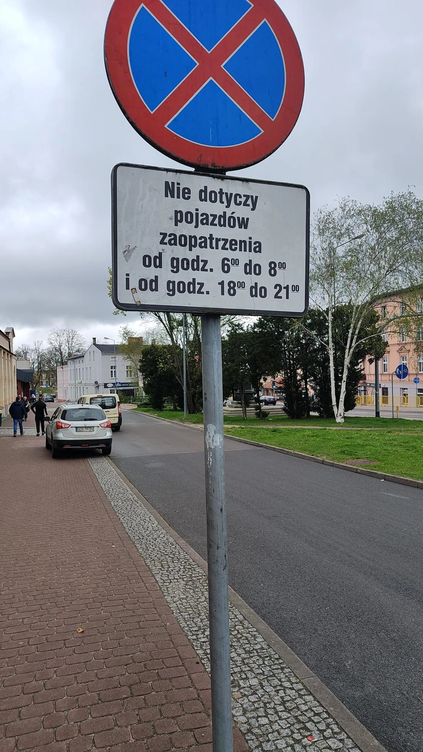 Kawałek dalej wolny parking ale paniusia musi pod samymi drzwiami sklepu zaparkować.