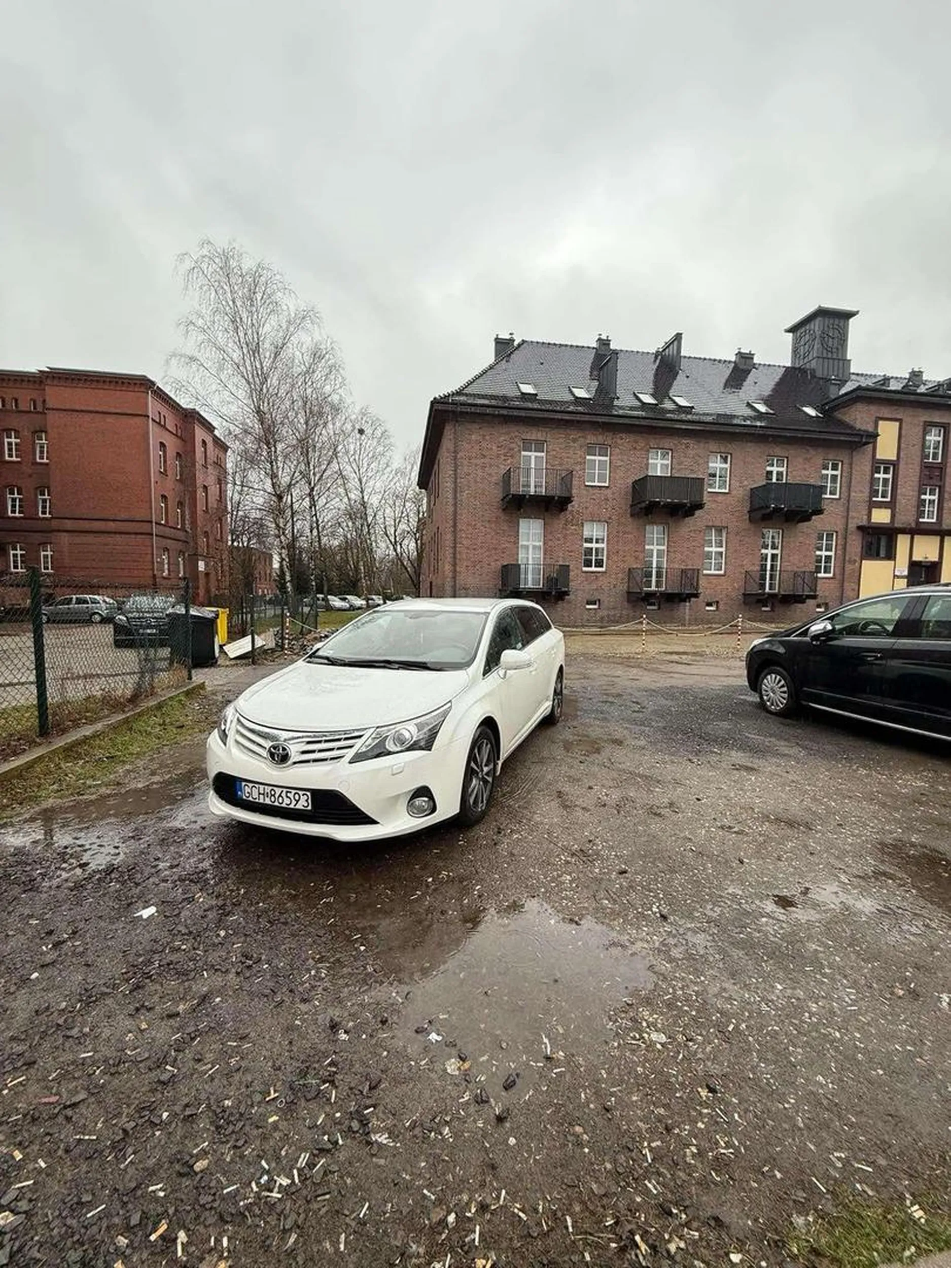Kierowca mało ogarnięty, staje jak kobieta, nie idzie nawet stanąć koło niego, zapierdolił 3 miejsca na skos i się cieszy. Duży -Rep