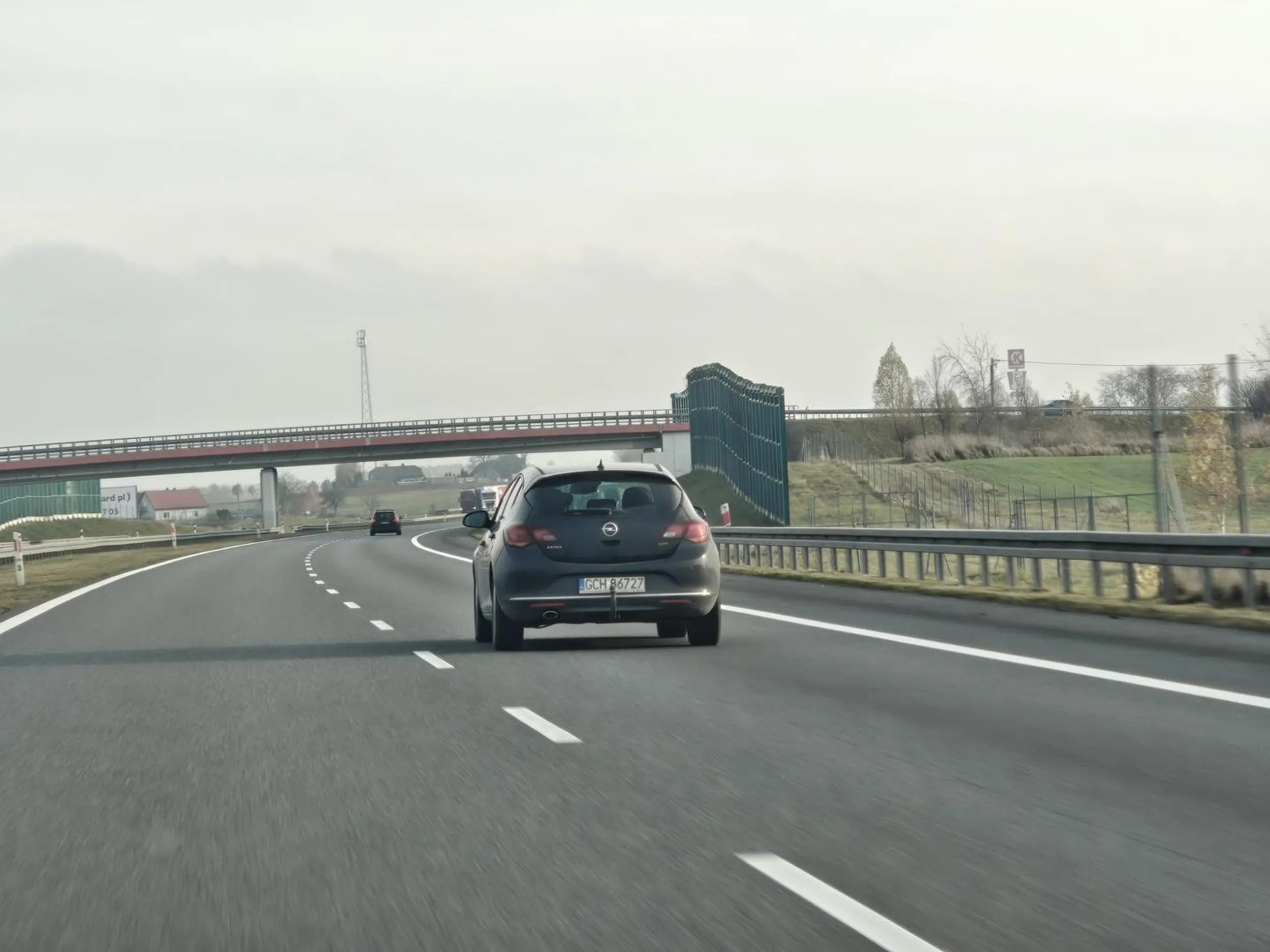 Psia pompo, nie wyprzedza się prawym pasem. Chcesz kogoś zabić?