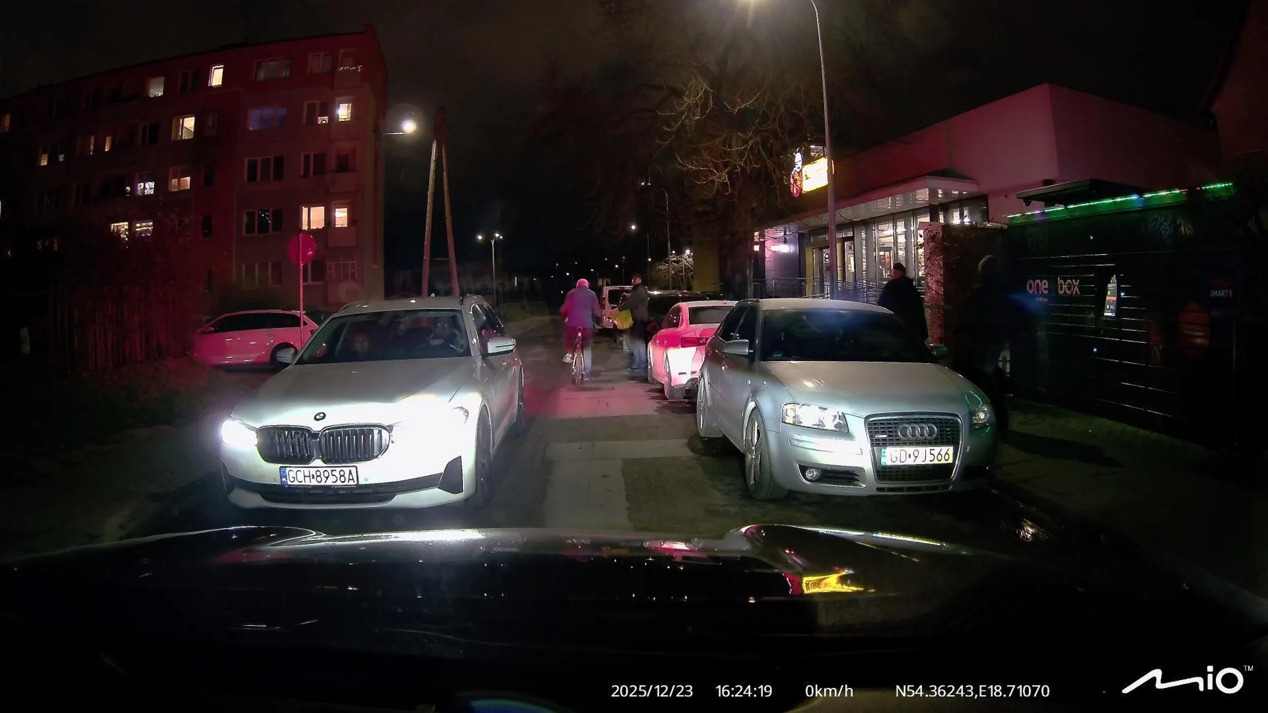 Stereotypowy kierowca BMW, agresywny, wulgarny, próbuje wymuszać pierwszeństwo na zwężeniach, doprowadził też do kolizji (przytarł lusterko) i uciekł z miejsca zdarzenia. Zapewne częsty bohater filmów na portalach typu STOP CHAM.