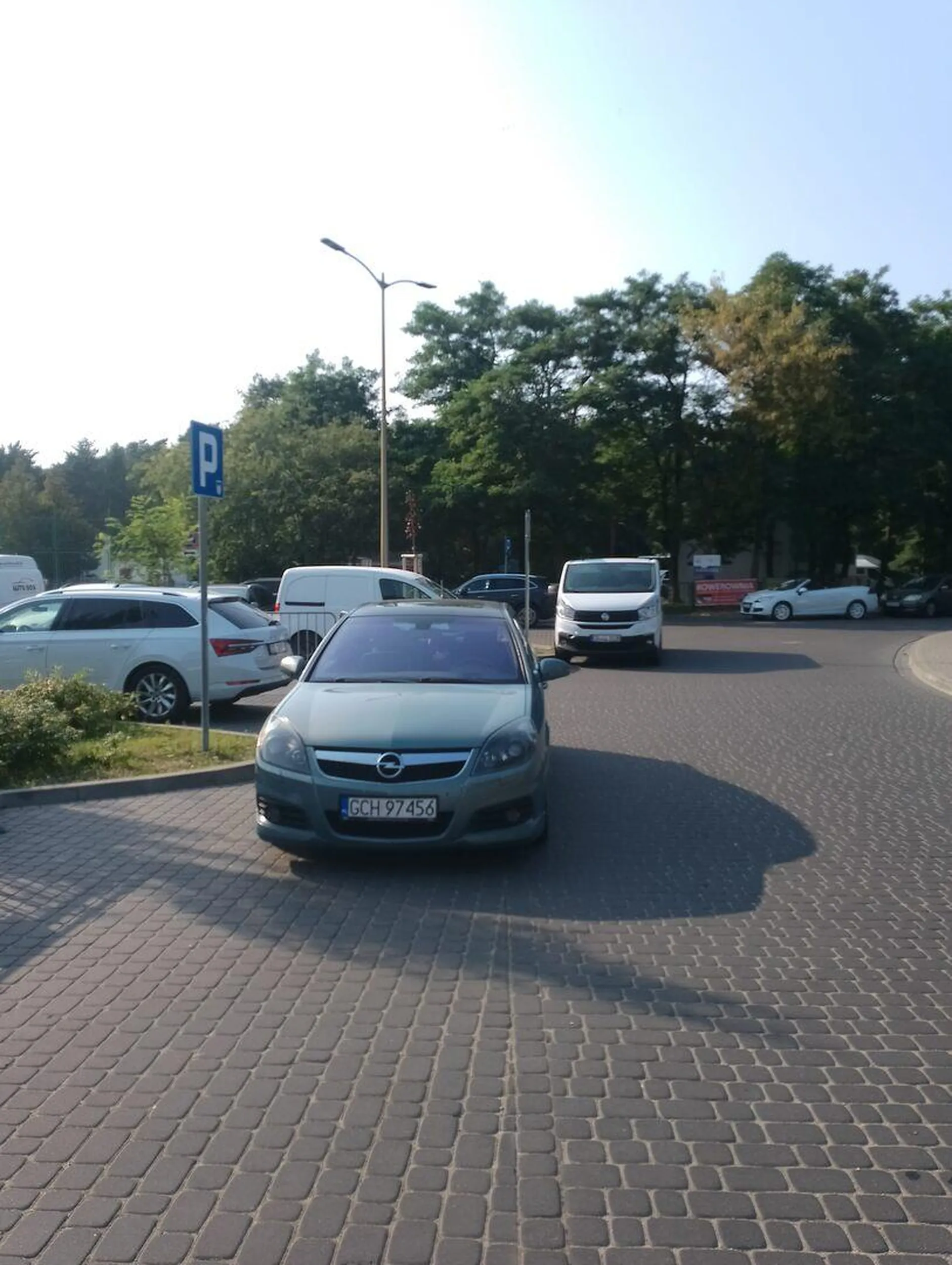 Naucz się parkować, niby GCH najlepsi kierowcy, super parkują a w gościach ( Dąbki) beznadzieja...