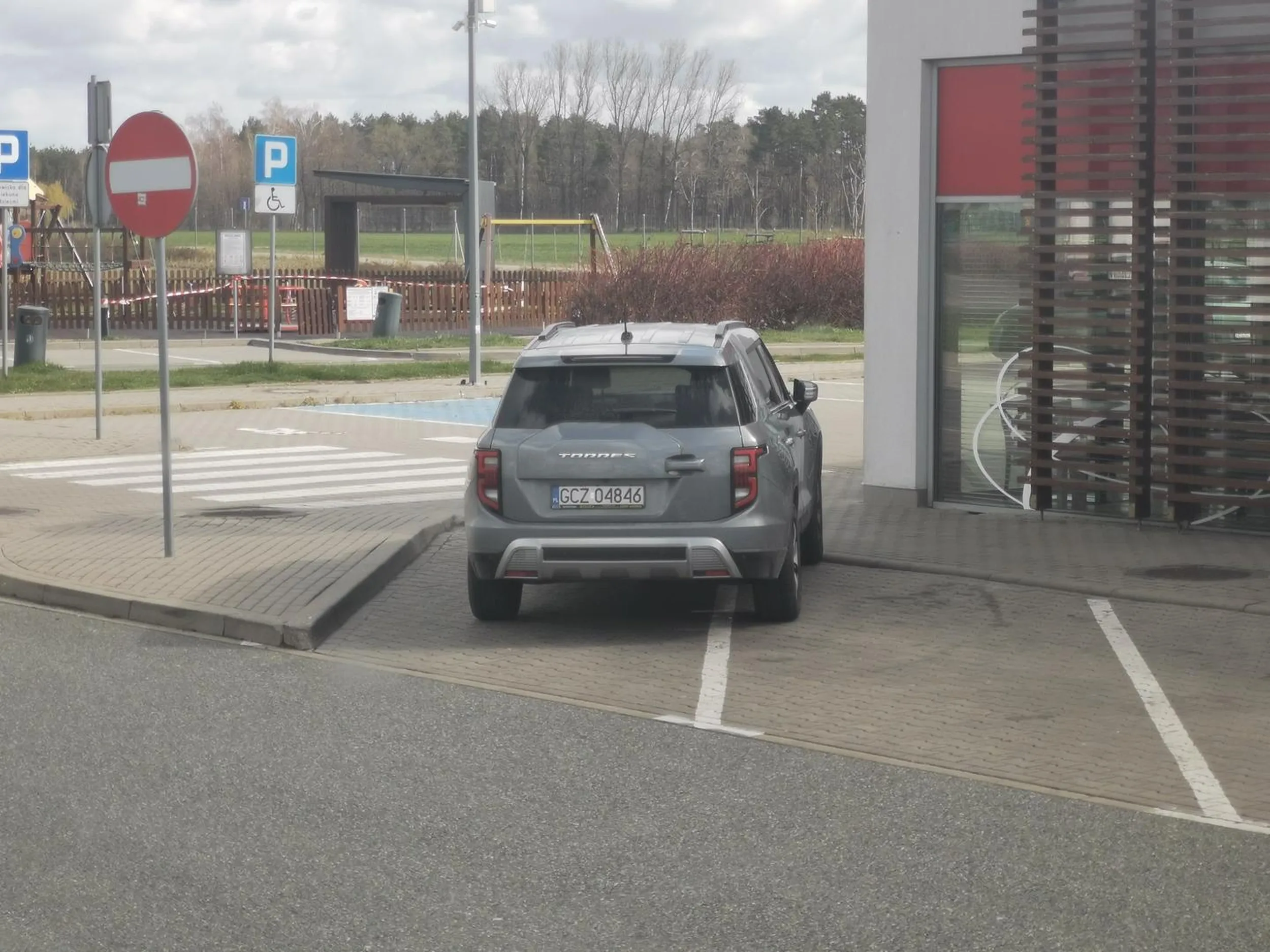 Naucz się parkować paniusiu.