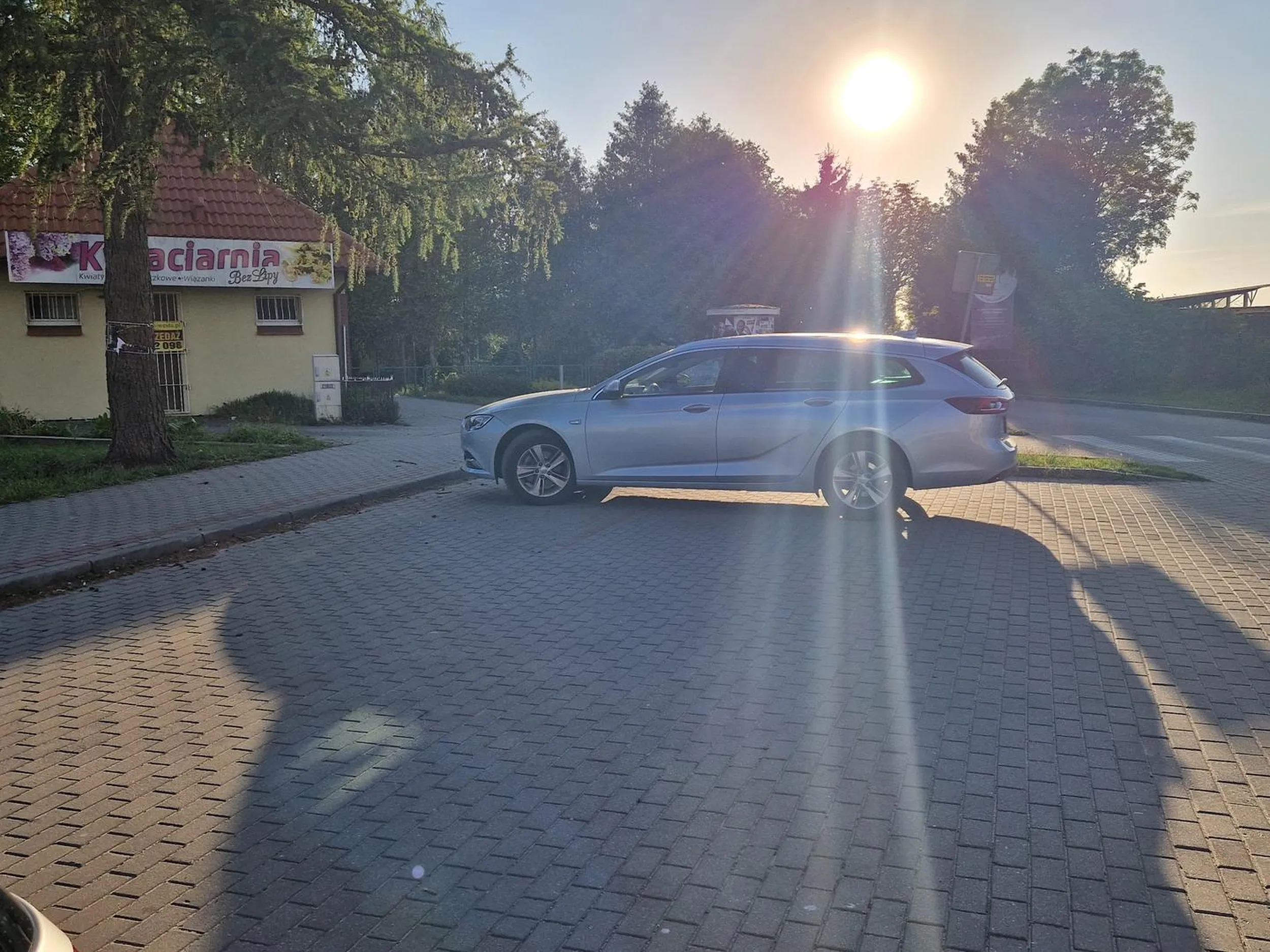 Nie ma to jak wytyczanie własnych pasów i stawanie w poprzek na 3 miejscach parkingowych