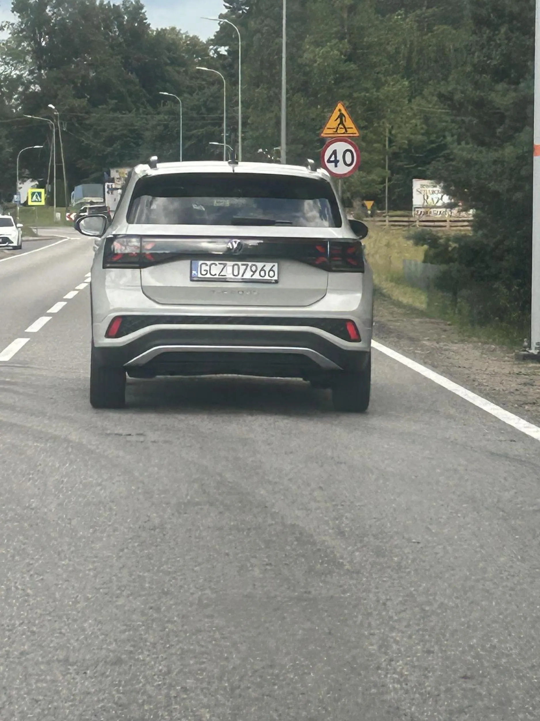 Zajechala droge na rondzie, nastepnym razem nie zmieniaj pasa w niedozwolonym miejscu i nie zajezdzaj drogi królowo dróg jakbym nie przyhamowal to bys wleciala mi w auto?