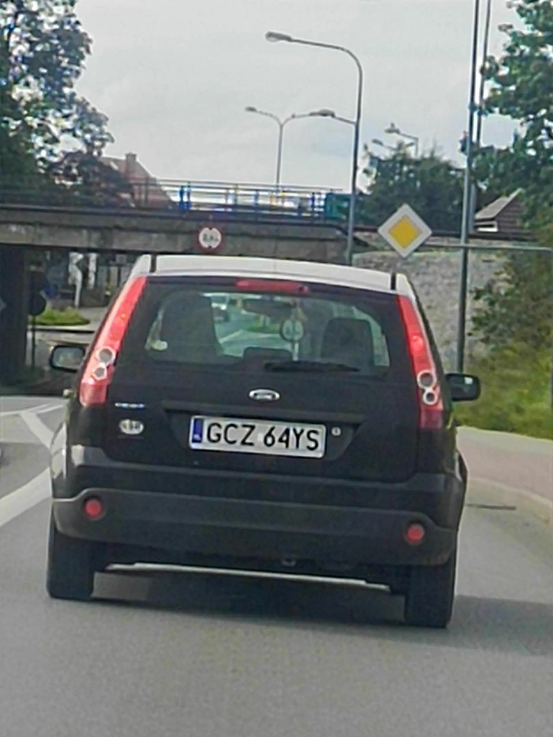 Starsza pani która nie umie jeździć. Prawie spowodowała wypadek, wyjechała z stacji paliw na drogę jak by nigdy nic, nawet się nie spojrzała