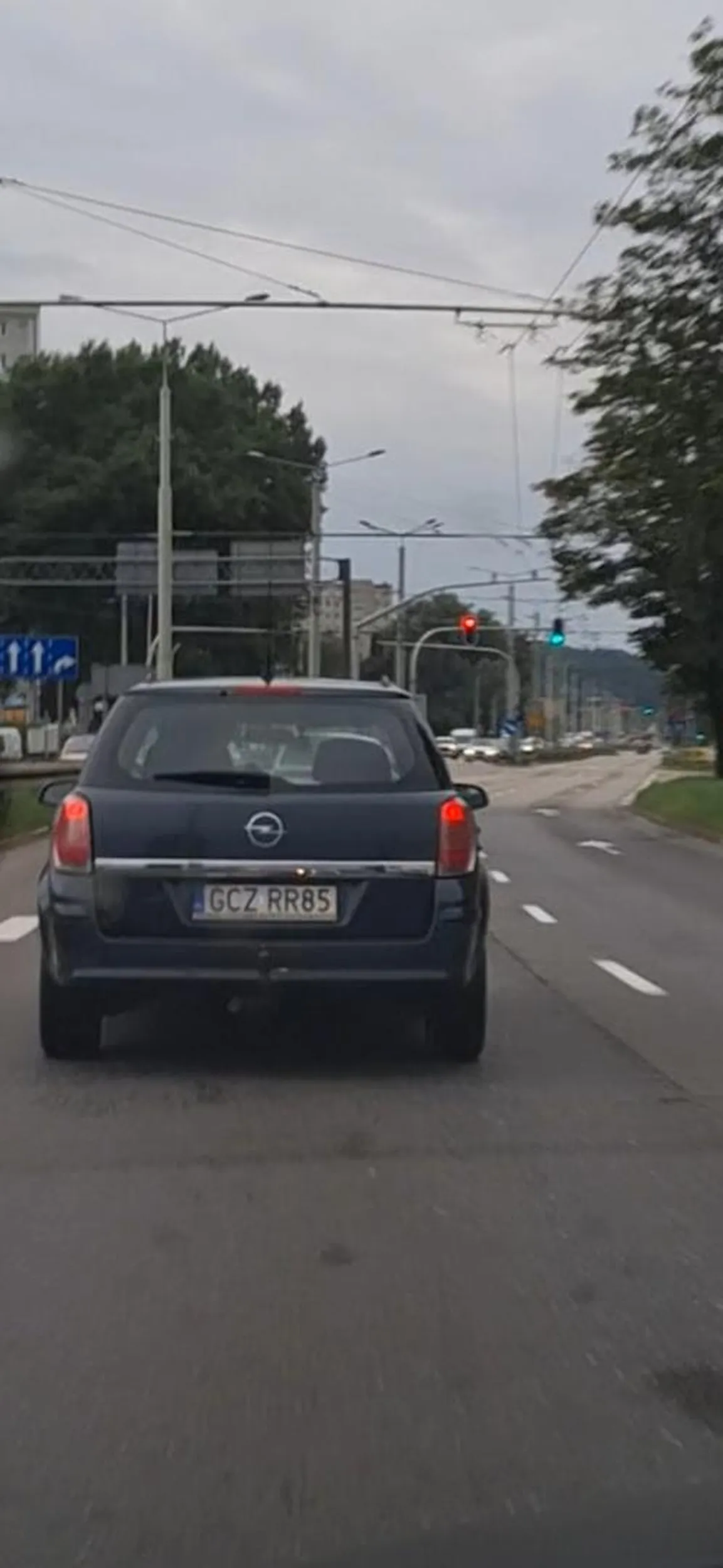 Używamy kierunki i nie blokujemy lewego pasa służy on do wyprzedzania