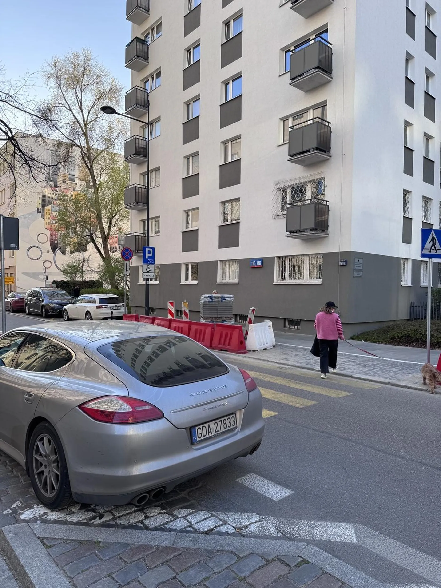 Gość/gościówa sobie parkuje na pasach i ma wywalone. Nie pozdrawiam.