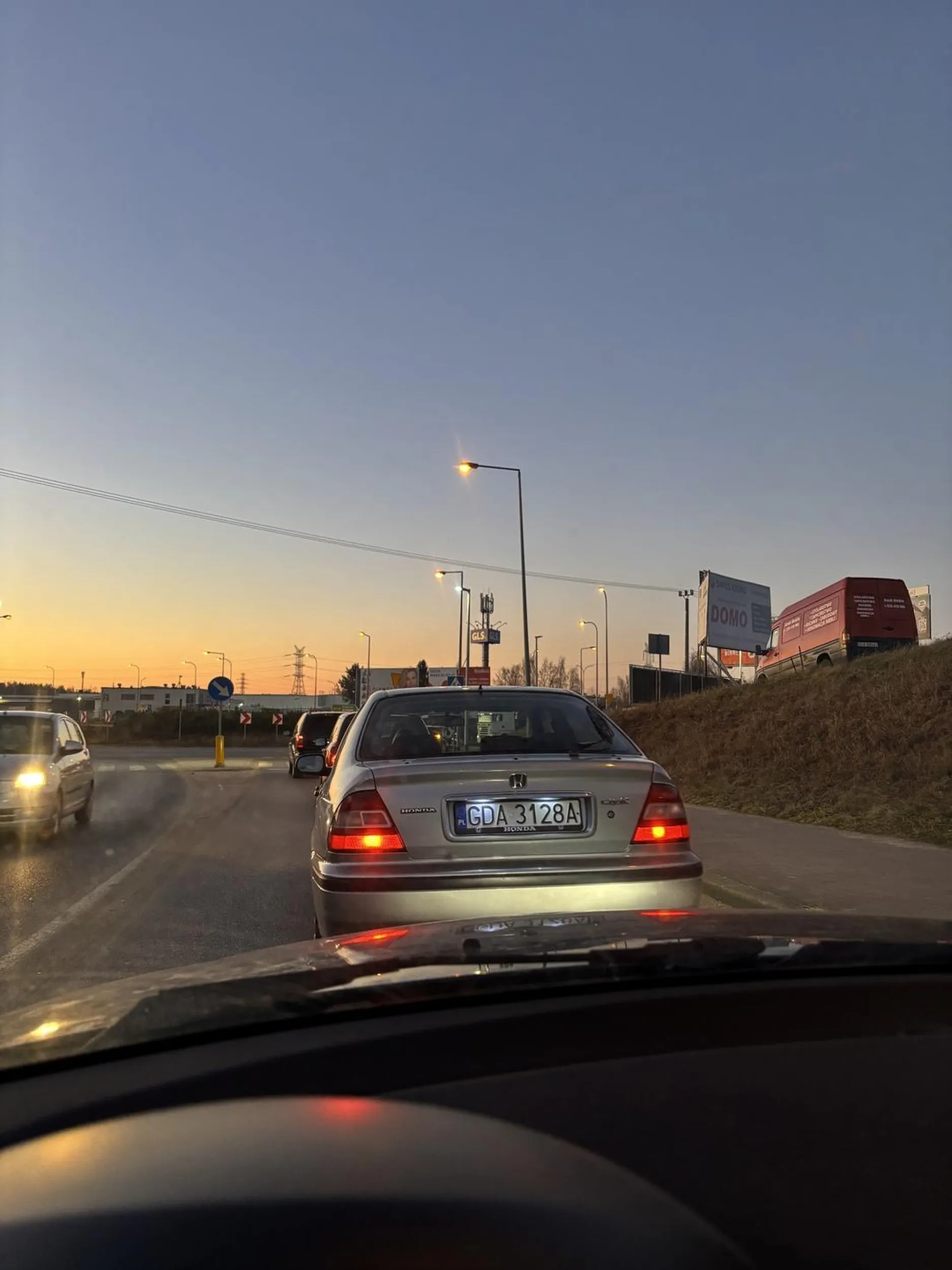 Baba wbiła się przed maską na rondo i w podziękowaniu pokazała środkowy paluszek :D