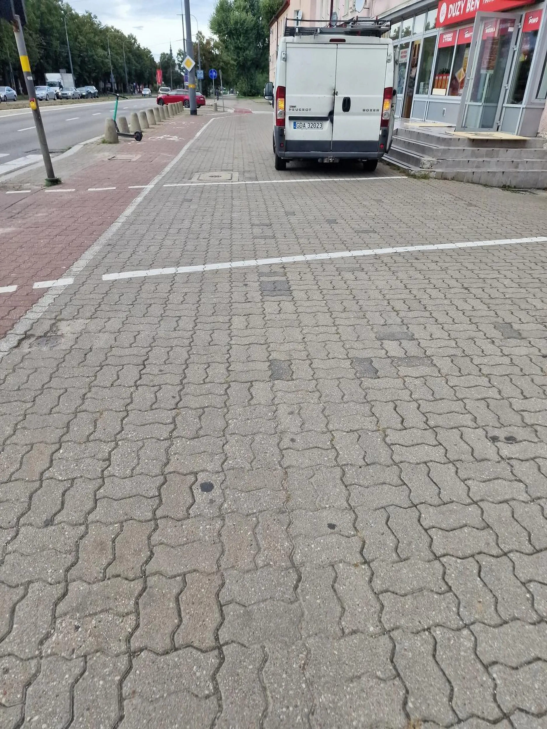 Pirat lubi jeździć w zdłusz chodnik i parkować na chodnikach