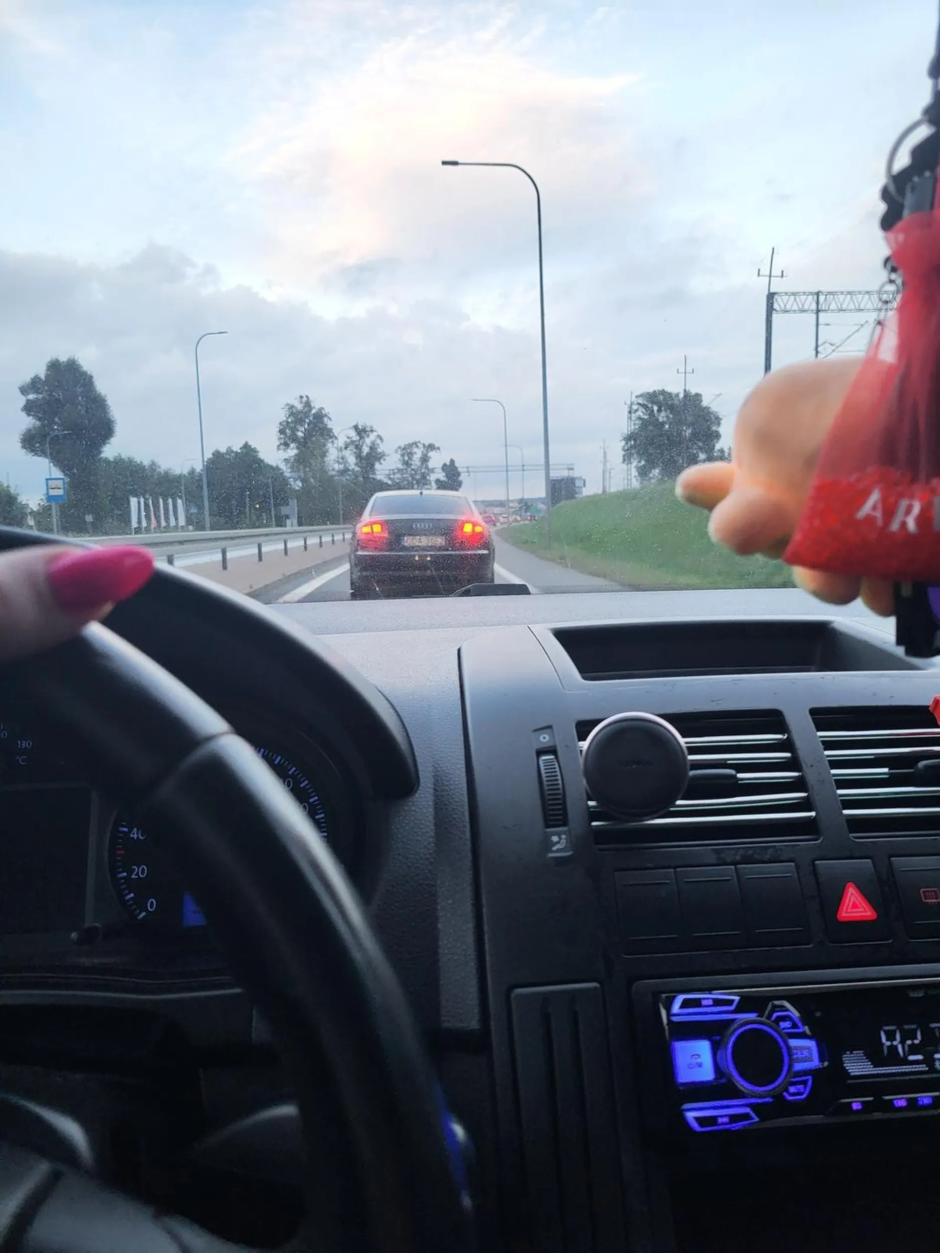 Gościu, słuchaj jak nie wiesz do czego służy lewy pas to się po prostu na niego nie wpie**alaj wprost przed maskę?