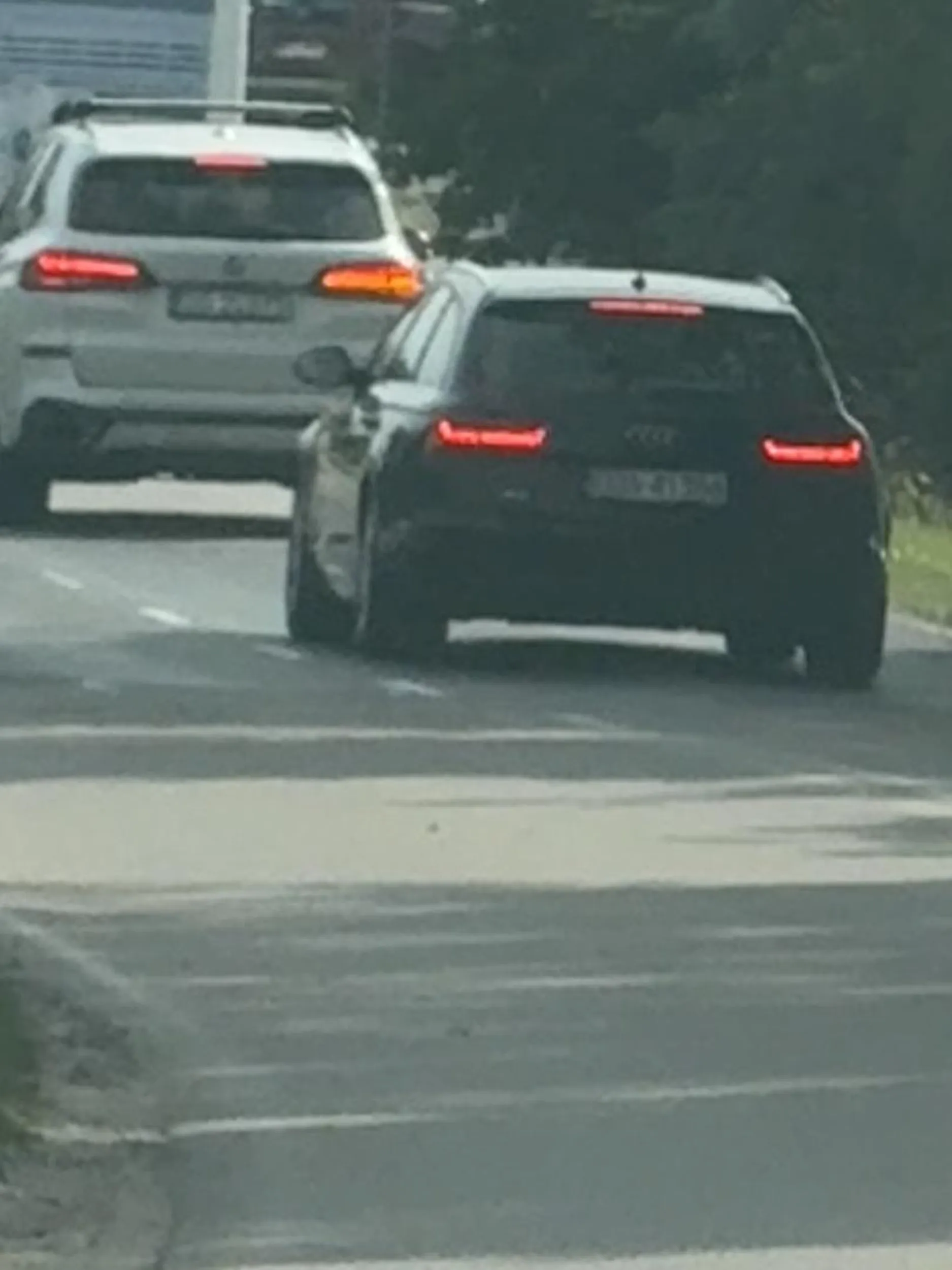 Wariat kilkukrotnie próbował wyprzedzić kolumnę pojazdów. Chcąc zaimponować pasażerce zalecam ponowne przejście kursu prawa jazdy z uwagi na stwarzanie zagrożenia w ruchu lądowym.