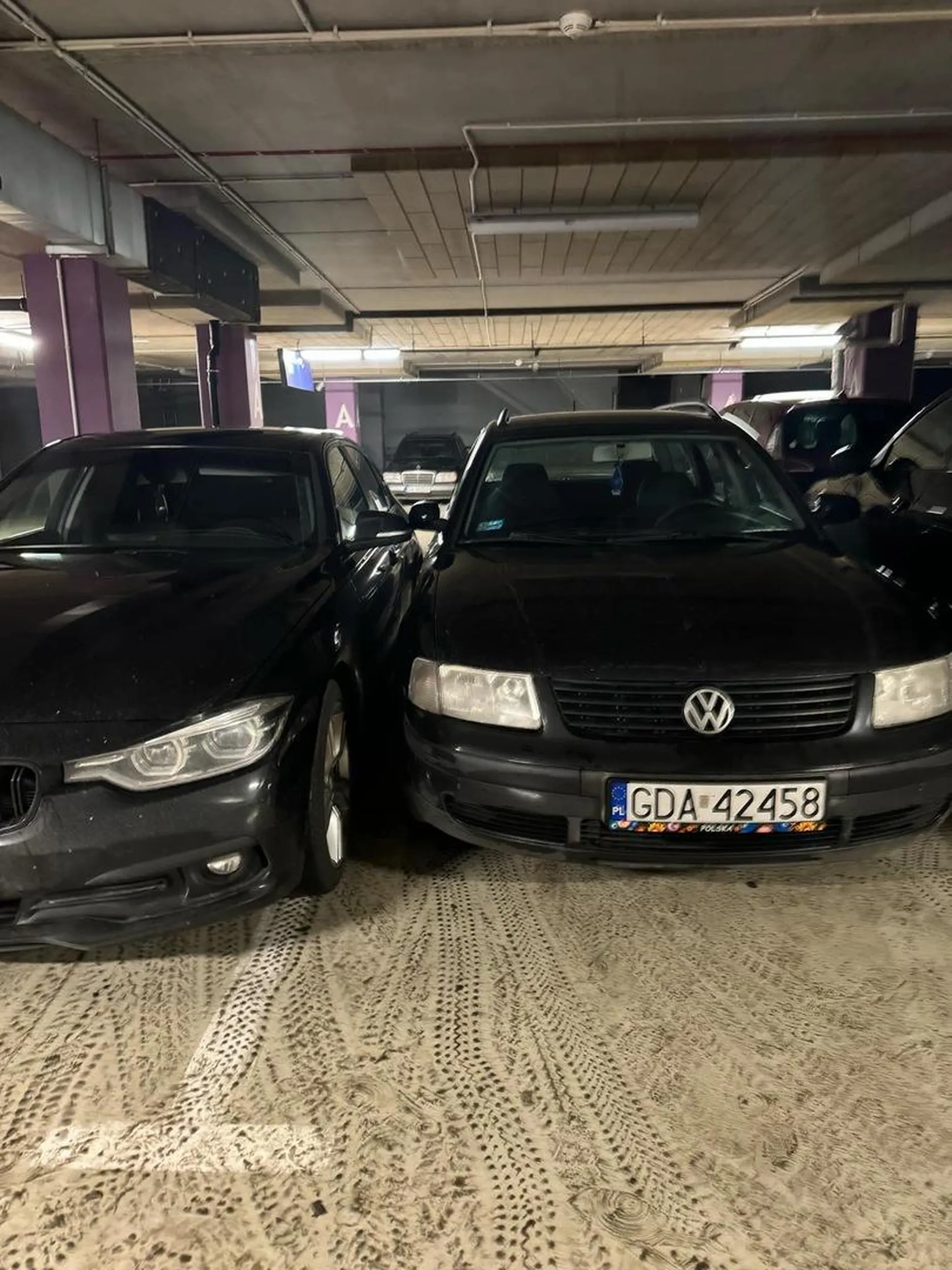 Uwaga blokuje ludzi na parkingu !
