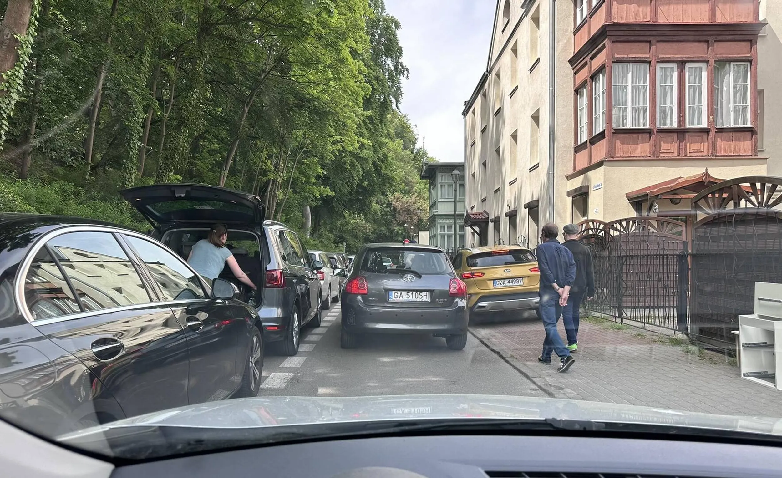 Zastawiony chodnik, brak 1,5m na przejście.