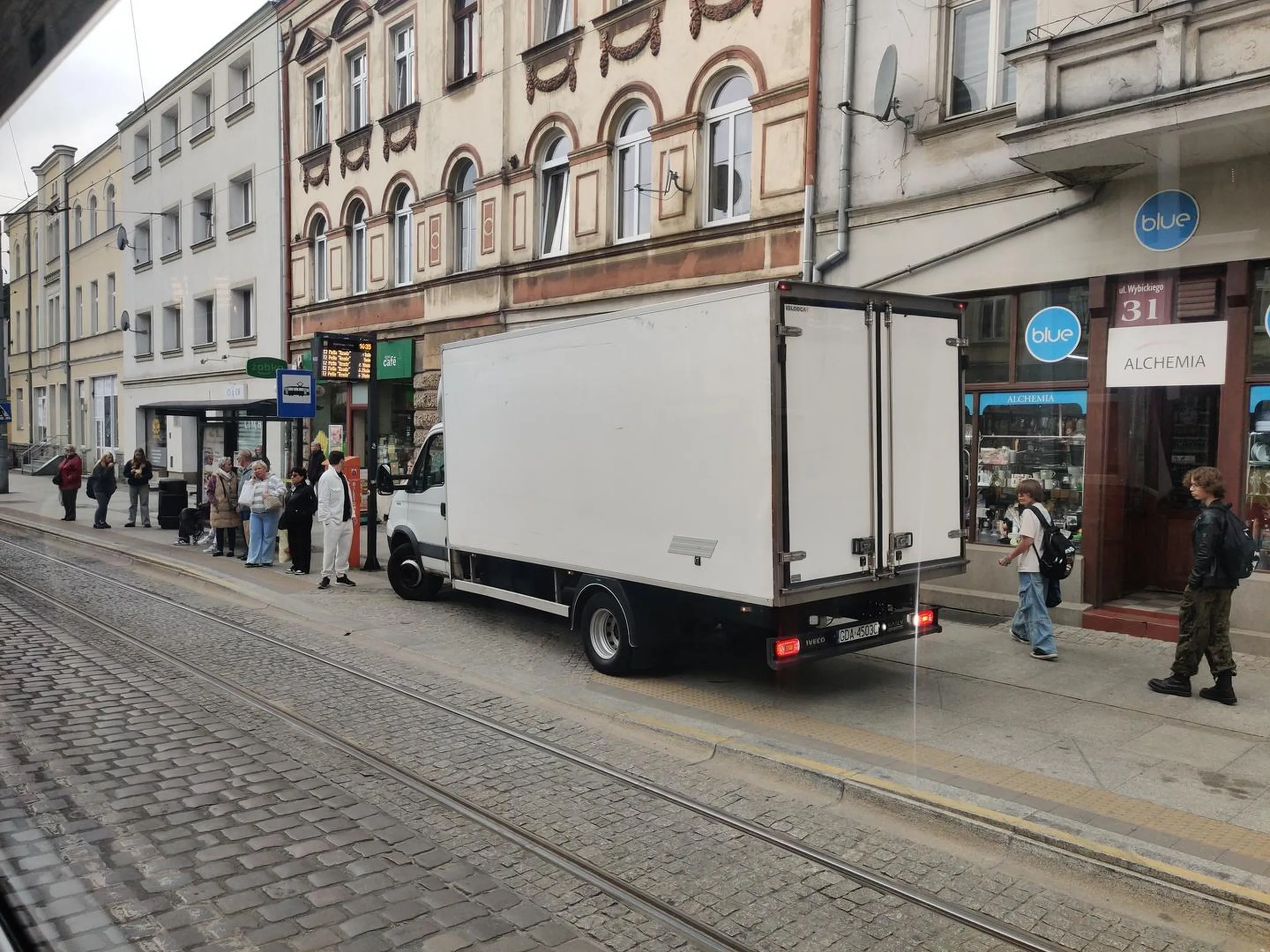 Rozumiem pracę, i to że trzeba dostarczyć towar Ale cholera jasna zapraszam 50 metrów dalej zaparkować na ul. Solnej zamiast na przystanku tramwajowym na Wybickiego... (Grudziądz)