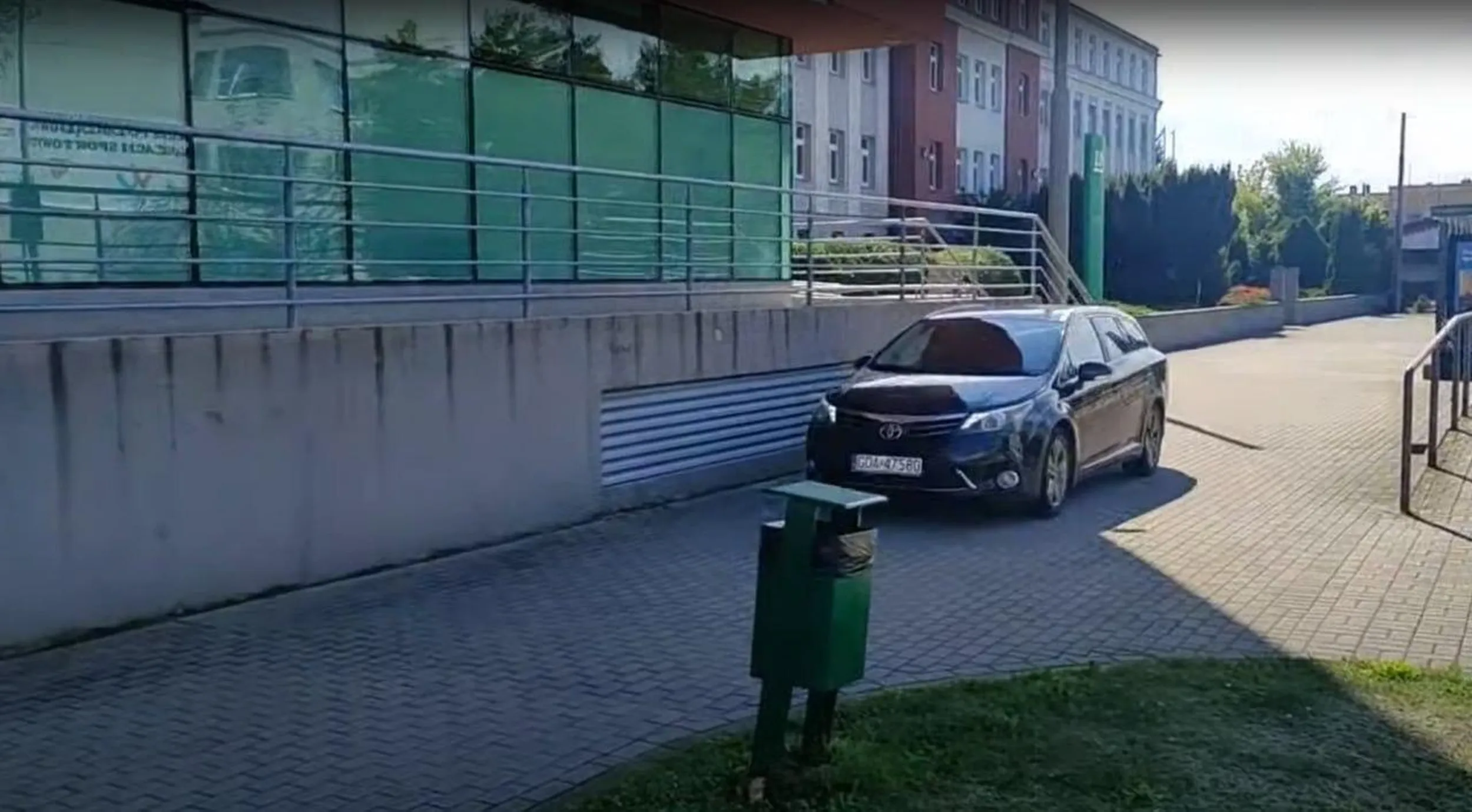 Za jeżdżenie po chodniku są srogie mandaty, drogi panie!