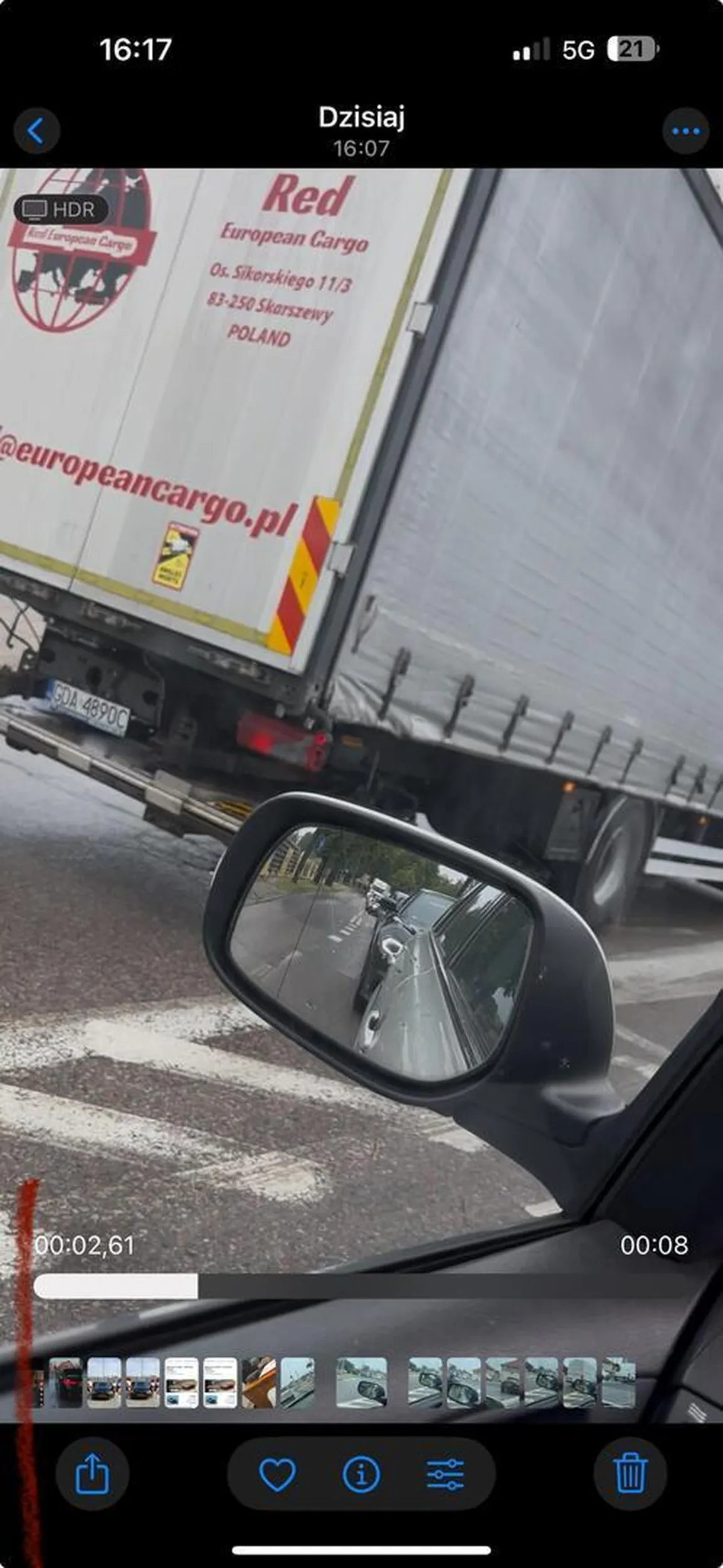 Samochód wyprzedza przed przejściem dla pieszych jedzie pod prąd, przez skrzyżowanie ! Kartuzy - jedzie z ulicy kościerskiej na ulicę Gdańska - dzisiaj godzina 16:10