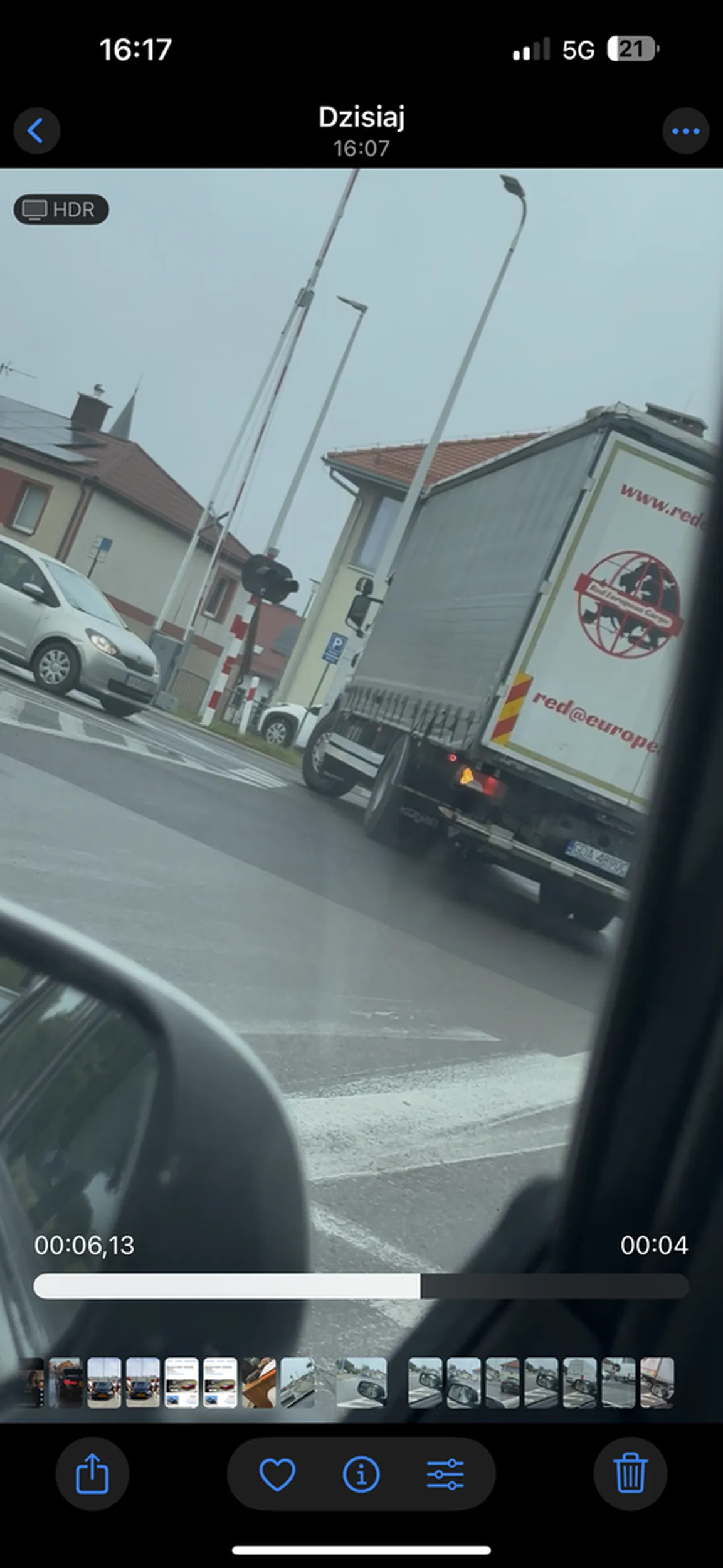 Samochód wyprzedza przed przejściem dla pieszych jedzie pod prąd, przez skrzyżowanie ! Kartuzy - jedzie z ulicy kościerskiej na ulicę Gdańska - dzisiaj godzina 16:10