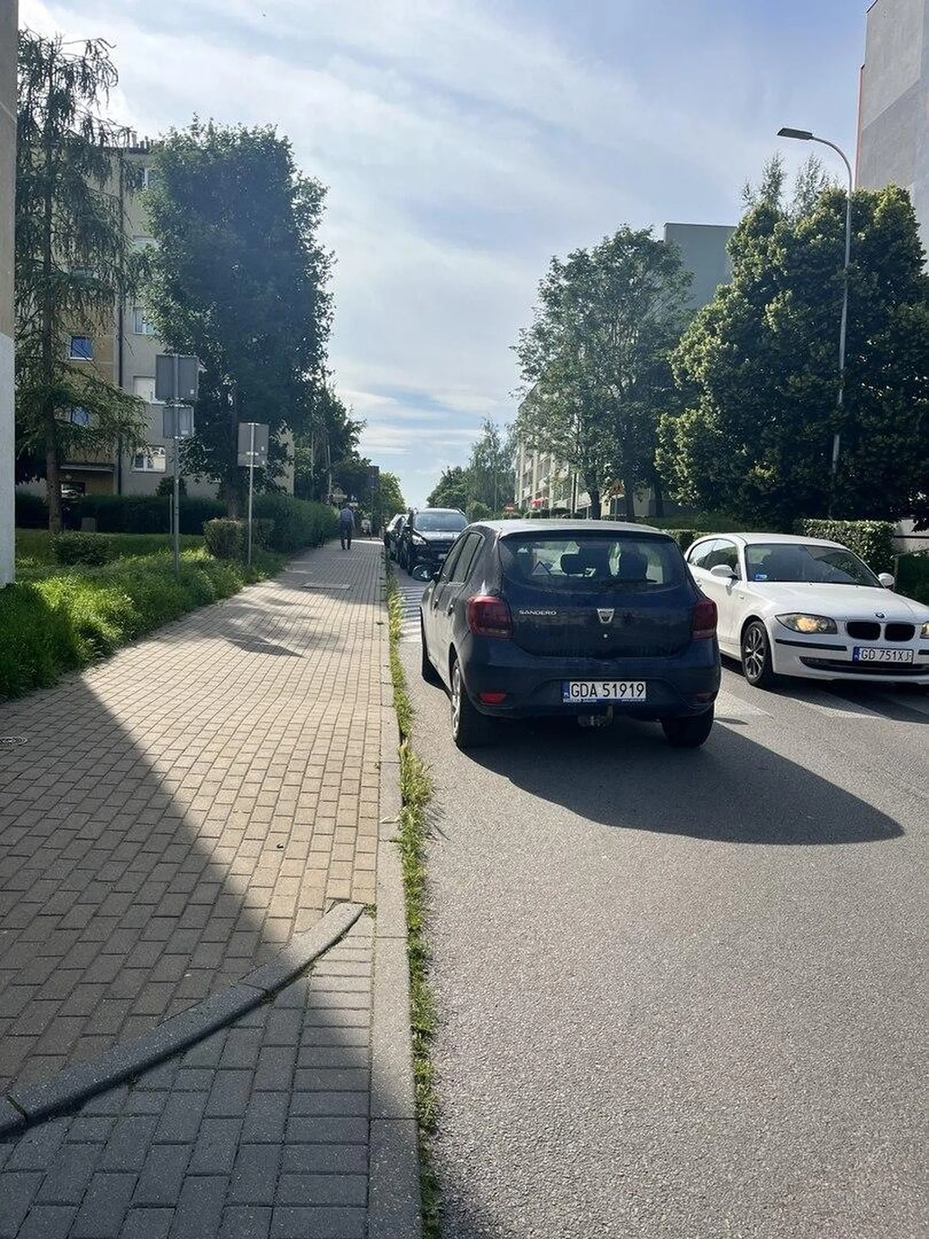 Nie dość, że wjeżdża w jednokierunkową pod prąd, to jeszcze parkuje na pasach…