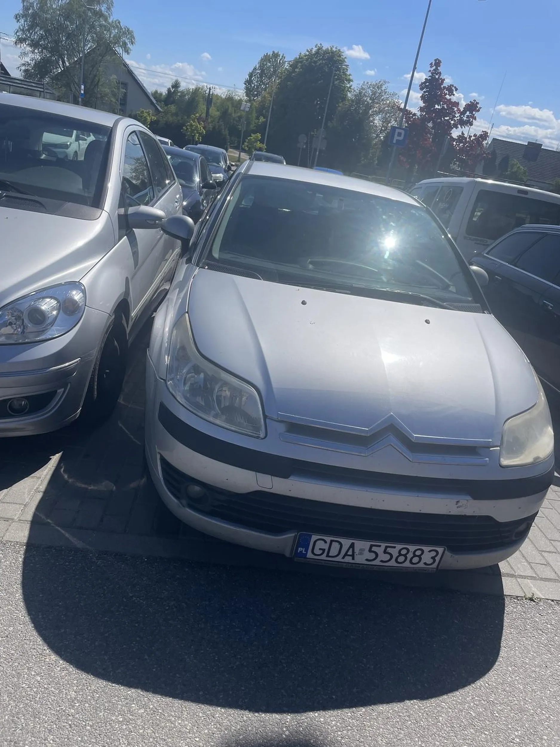 Mistrz parkowania a jakby tego bylo malo typowy burak. Po dlugim czekaniu na szanownego pana bez slowa wsiadl do samochodu a jak zostalo mu powiedziane ze zarysowal zderzak to spierdolil???