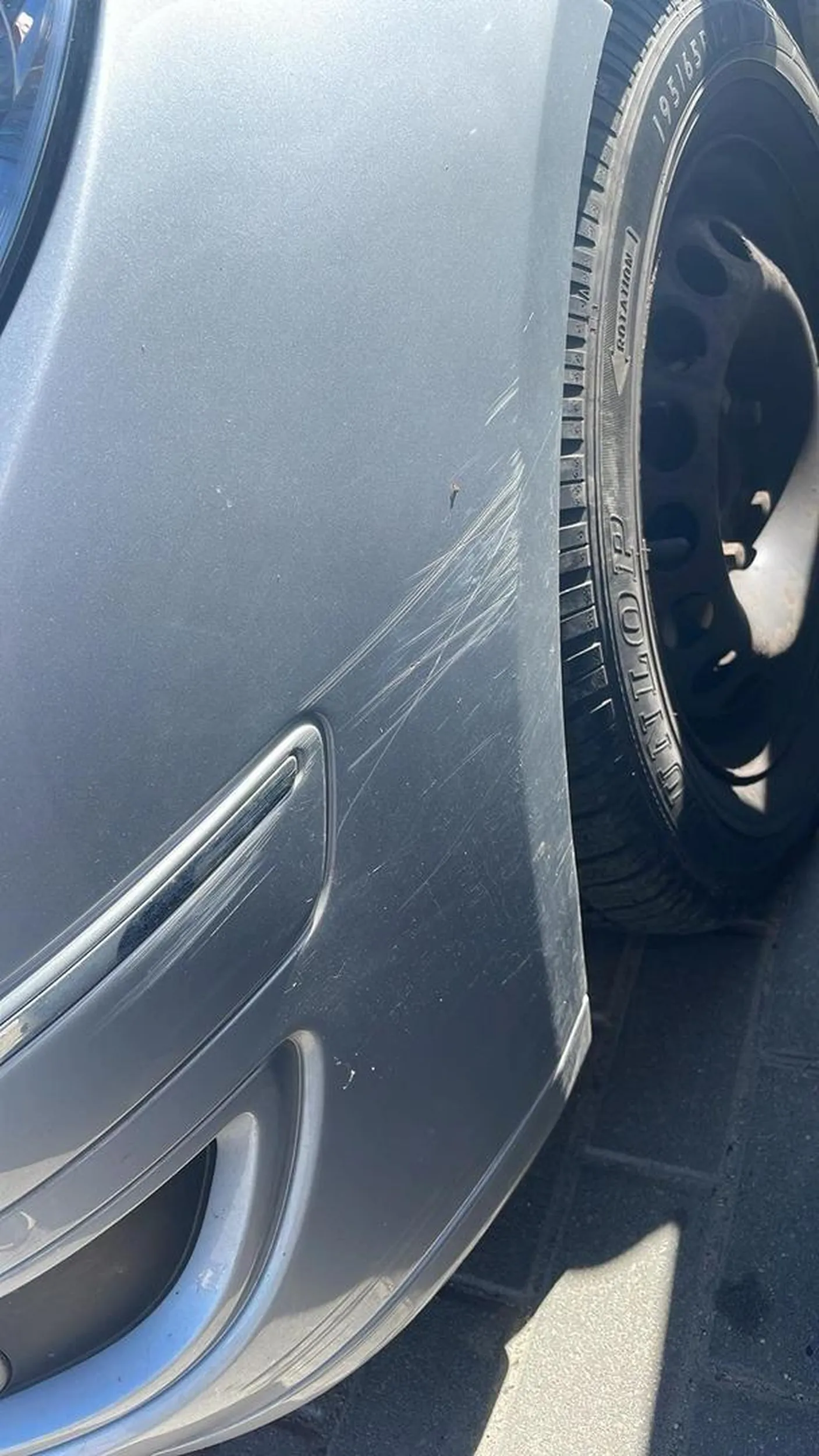 Mistrz parkowania a jakby tego bylo malo typowy burak. Po dlugim czekaniu na szanownego pana bez slowa wsiadl do samochodu a jak zostalo mu powiedziane ze zarysowal zderzak to spierdolil???