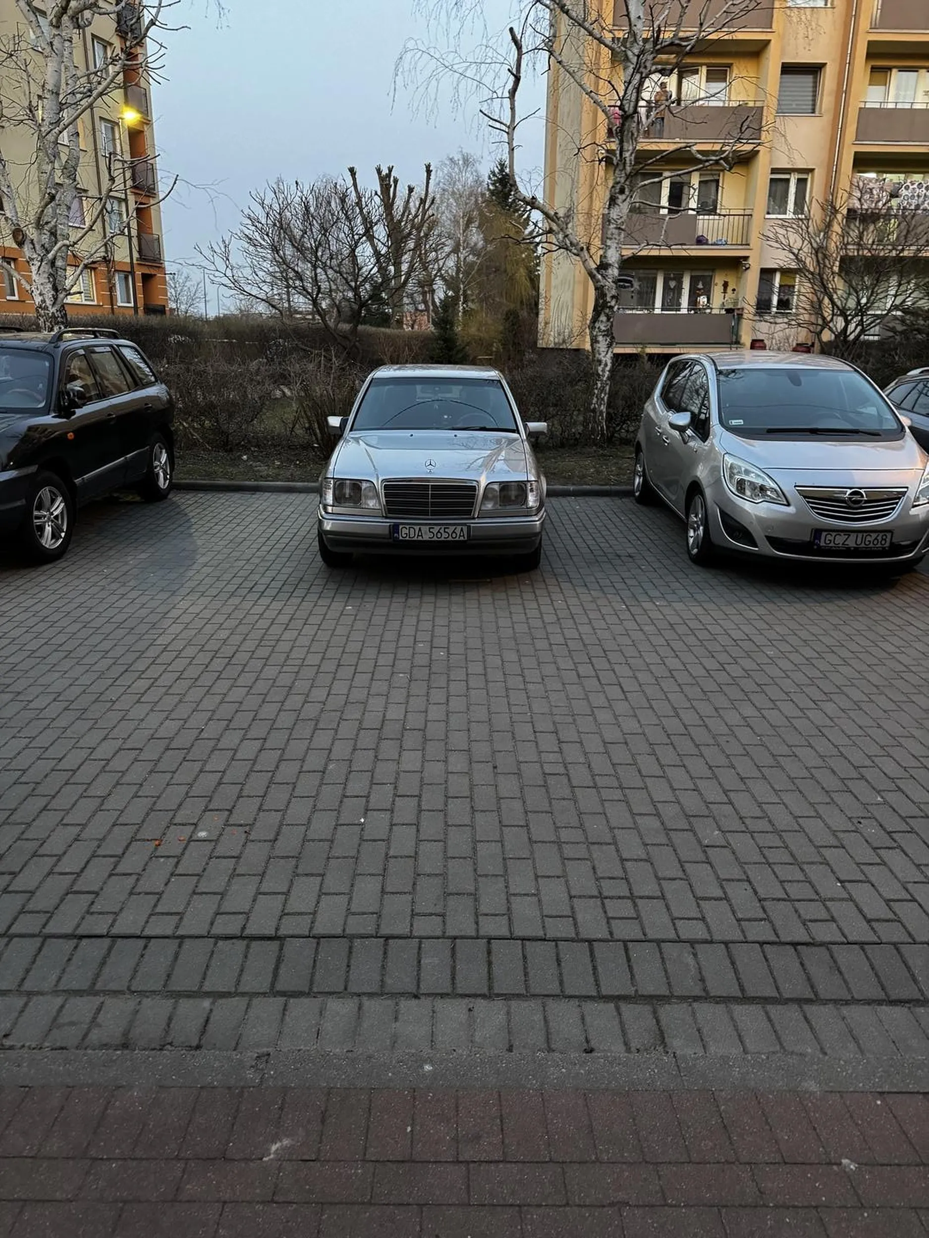 Kolejny karzel zostawiajacy sobie miejsca jakby był gorylem