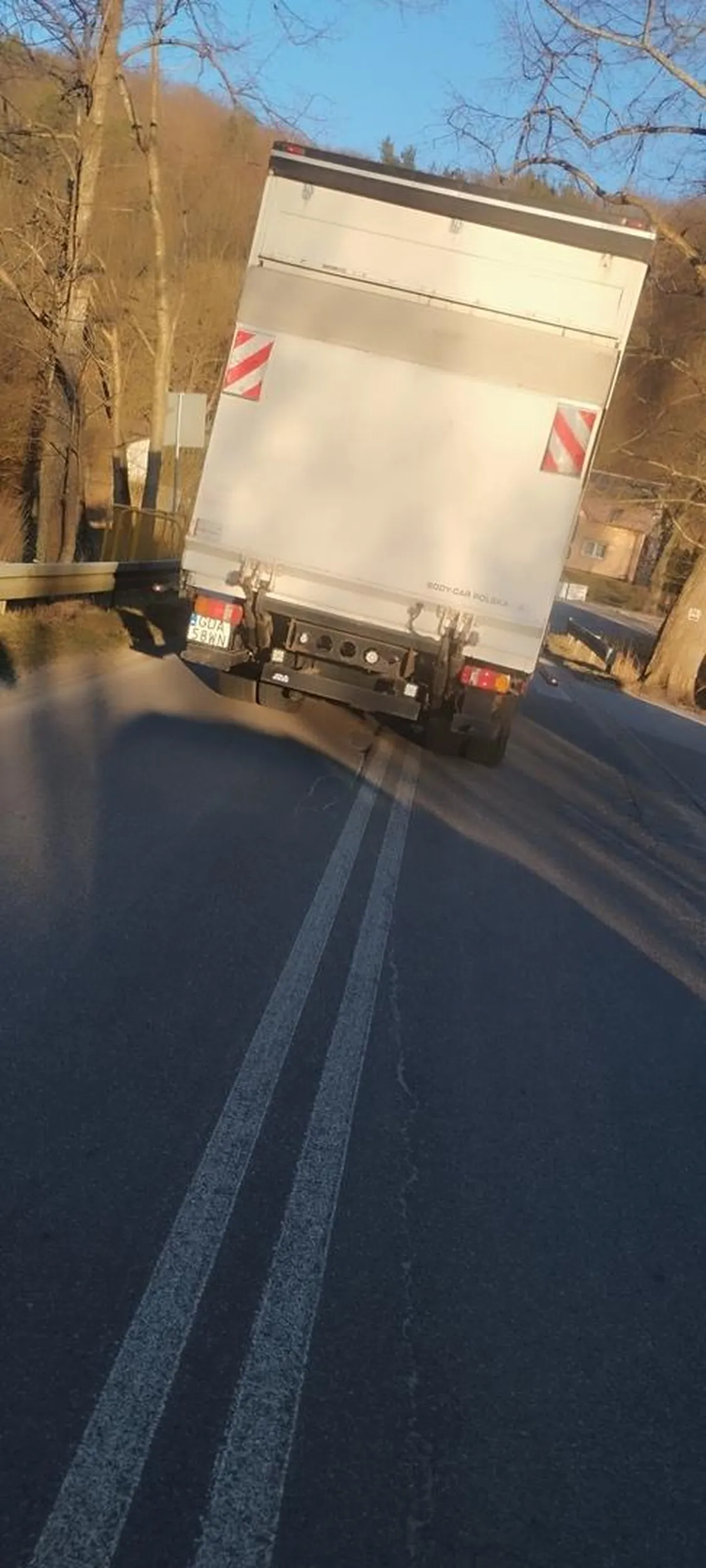 Ścina zakręty uszkodził lusterko po czym nie przyznaje się do winy i się wypiera