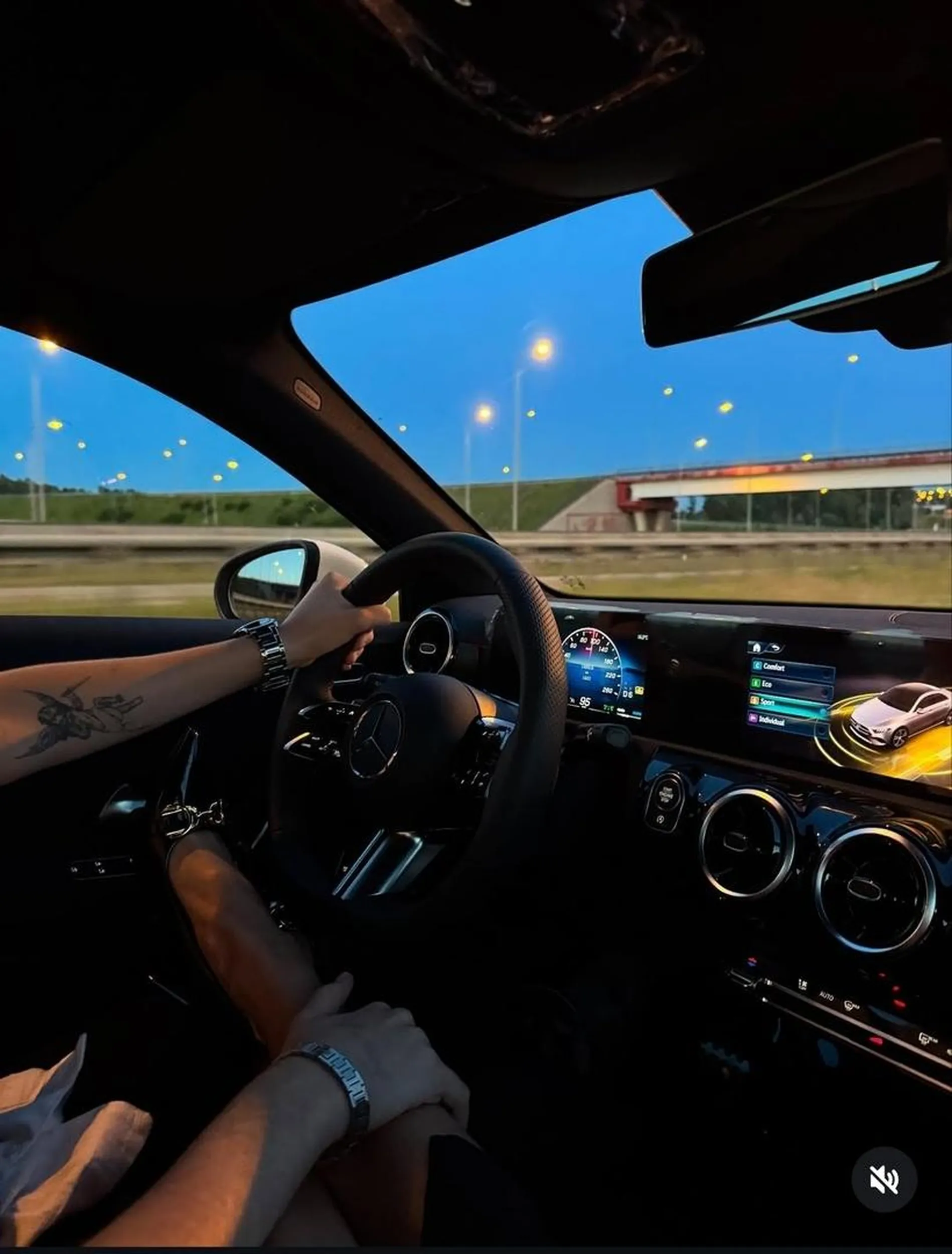 Kierowca tego Mercedesa. Amator warszawskich nastolatek wozi się z 15 latka po mieście oczywiście ona jeździ bez zapiętych pasów i z nogami na kolanach kierującego.